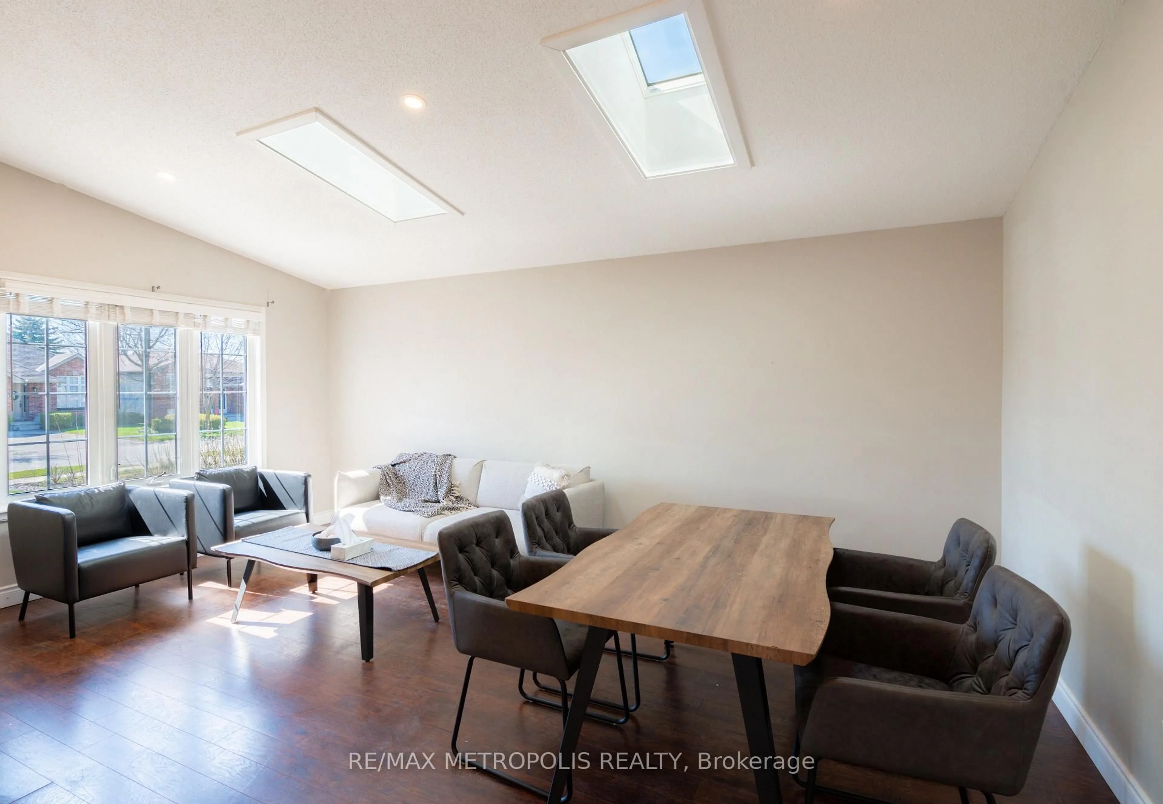 A pic of a room for 574 Talltree Cres, London East Ontario N5V 5E4