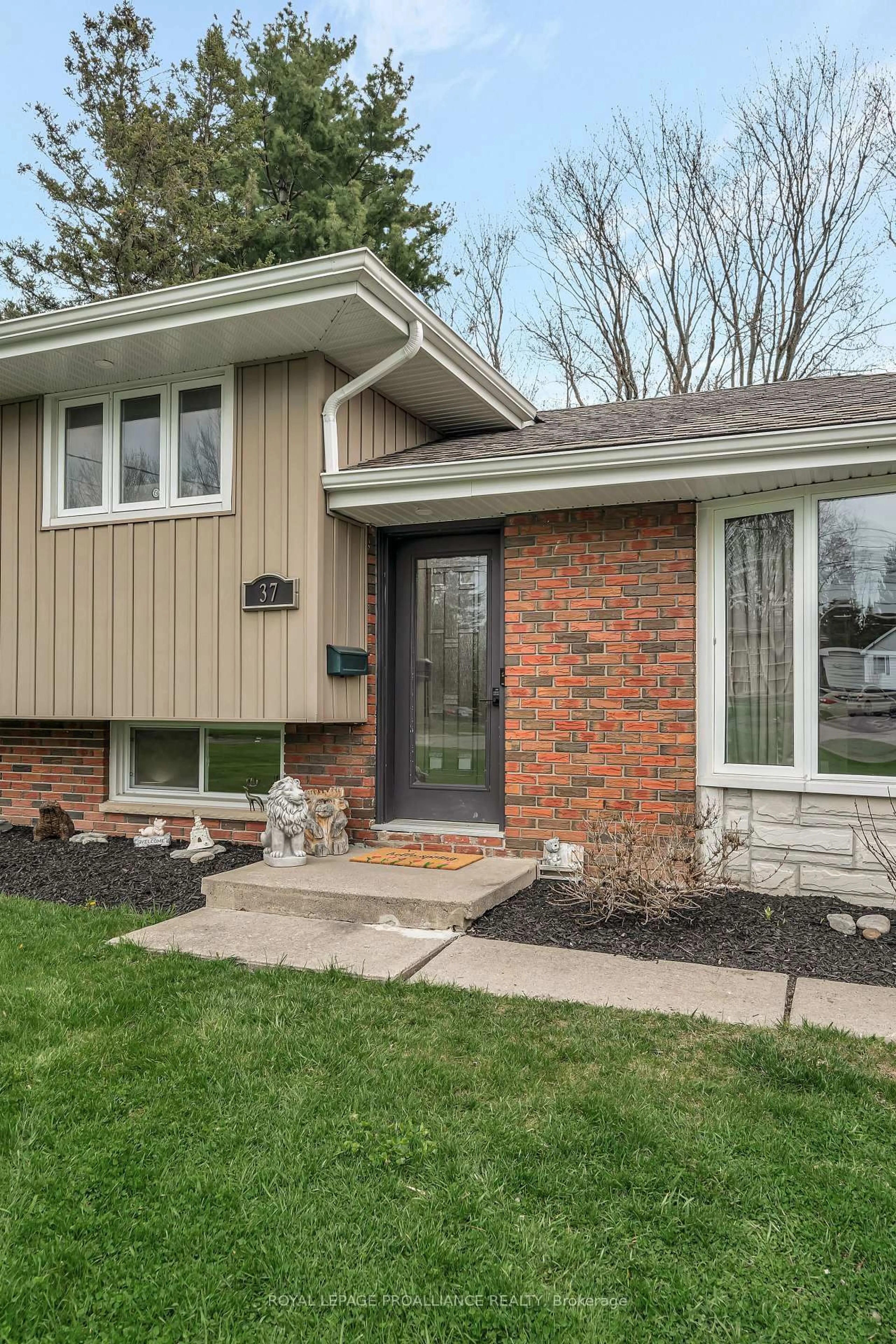 Home with brick exterior material, street for 37 Applewood Dr, Belleville Ontario K8P 4E3