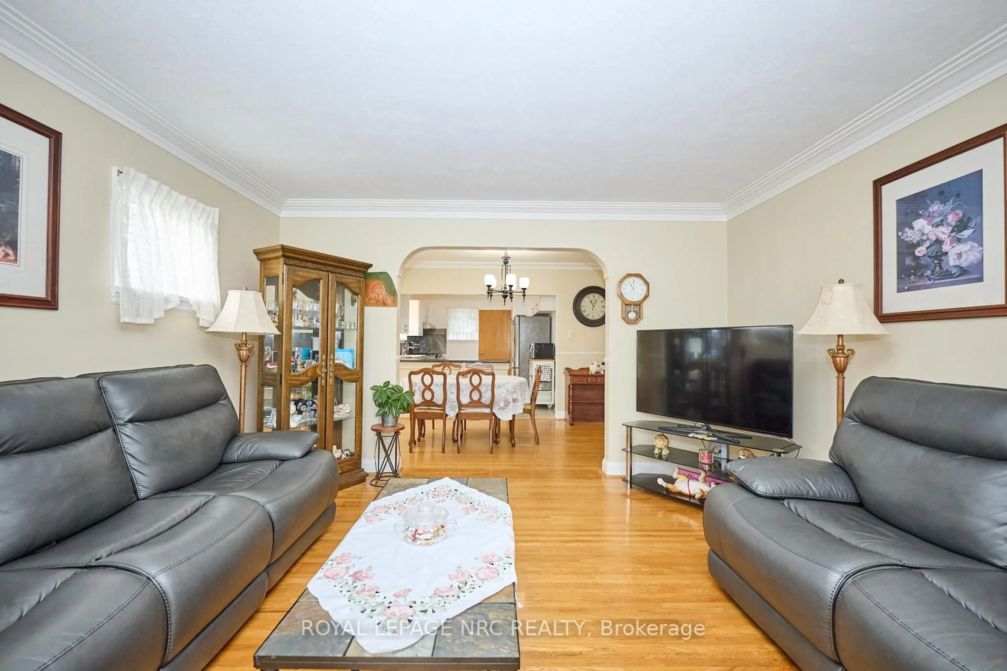 Living room with furniture, wood/laminate floor for 1 Thorndale Ave, St. Catharines Ontario L2R 6A2