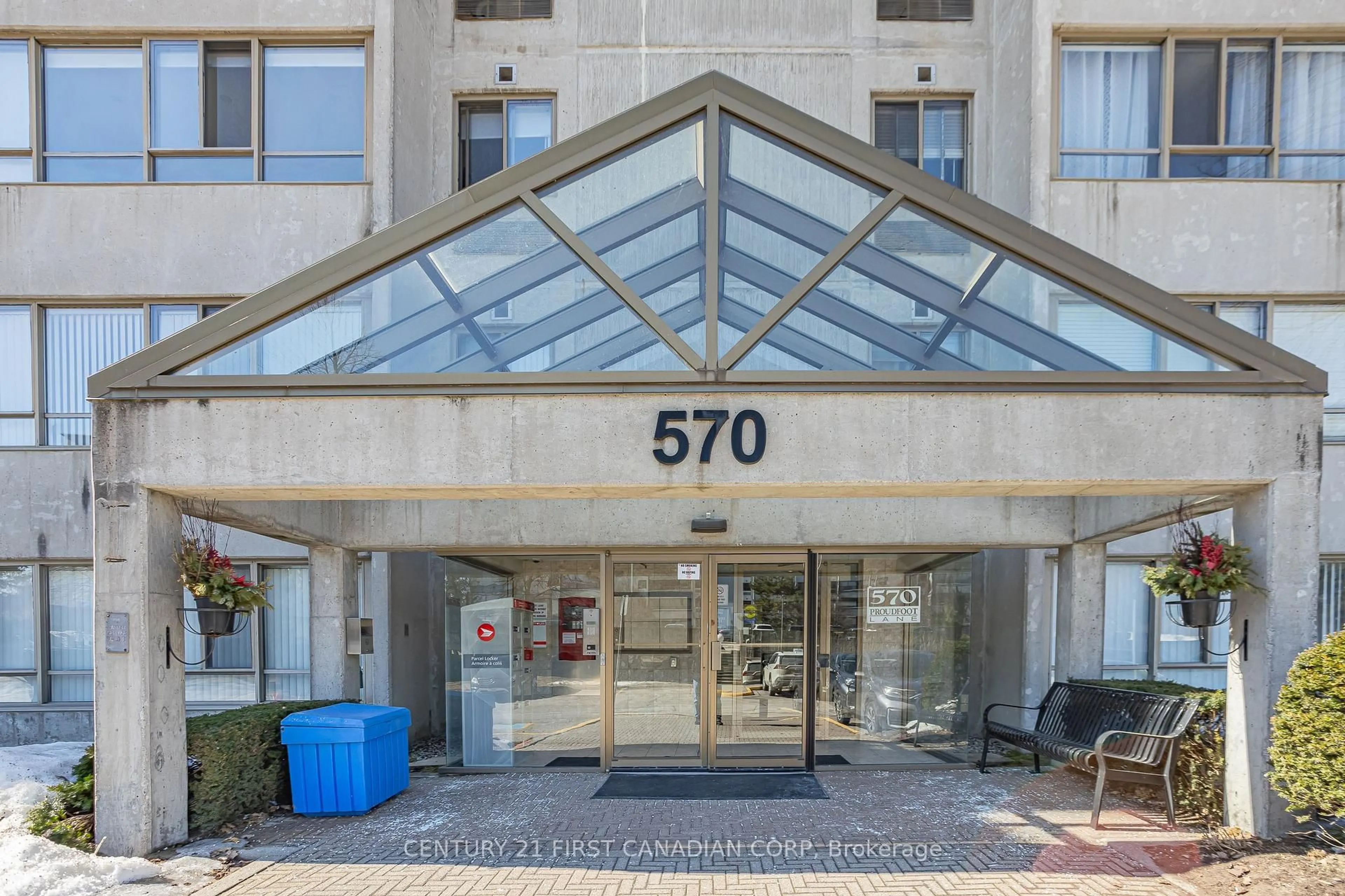 Indoor foyer for 570 Proudfoot Lane #606, London North Ontario N6G 4Z1