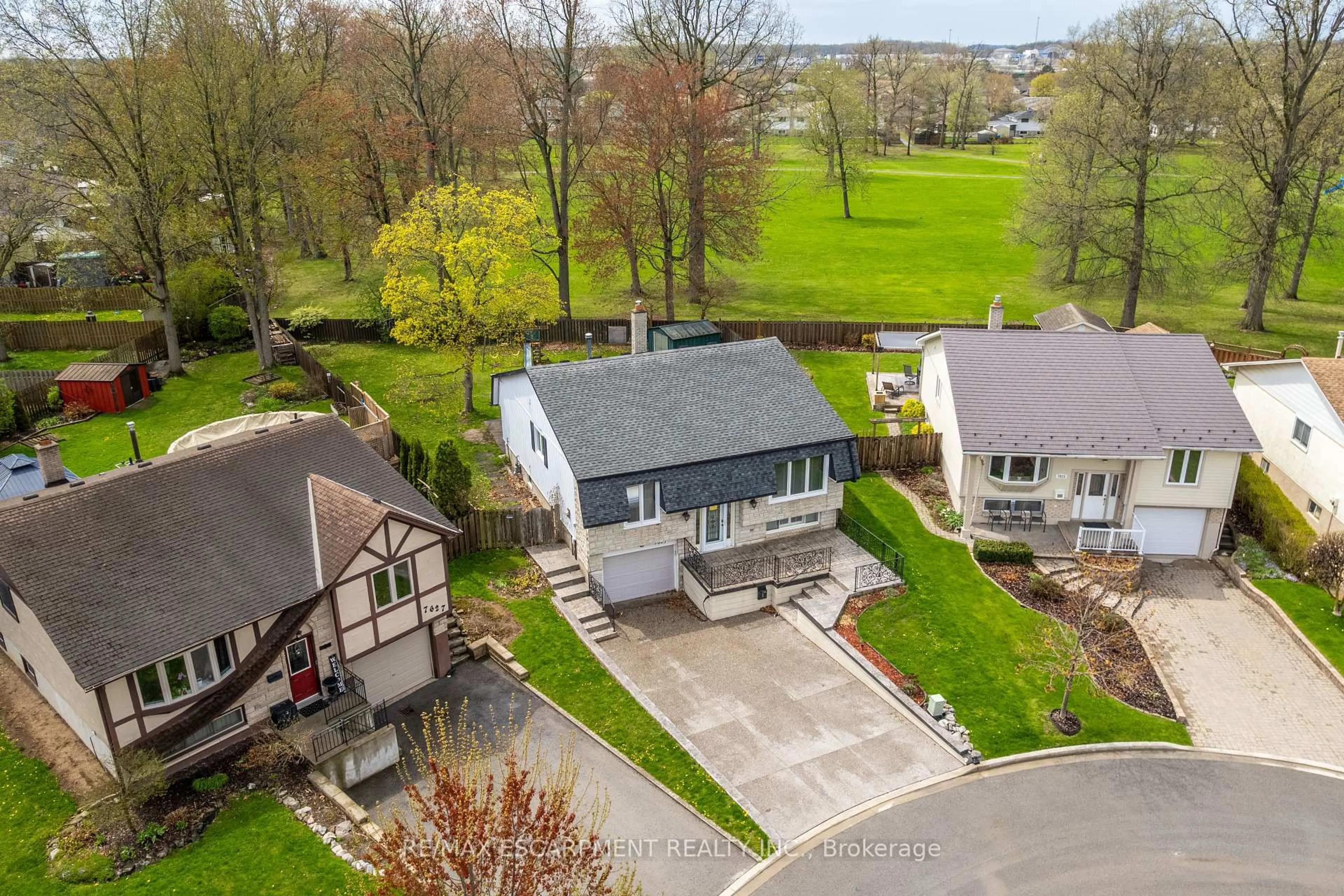 A pic from outside/outdoor area/front of a property/back of a property/a pic from drone, water/lake/river/ocean view for 7623 RAINBOW Cres, Niagara Falls Ontario L2G 7K5