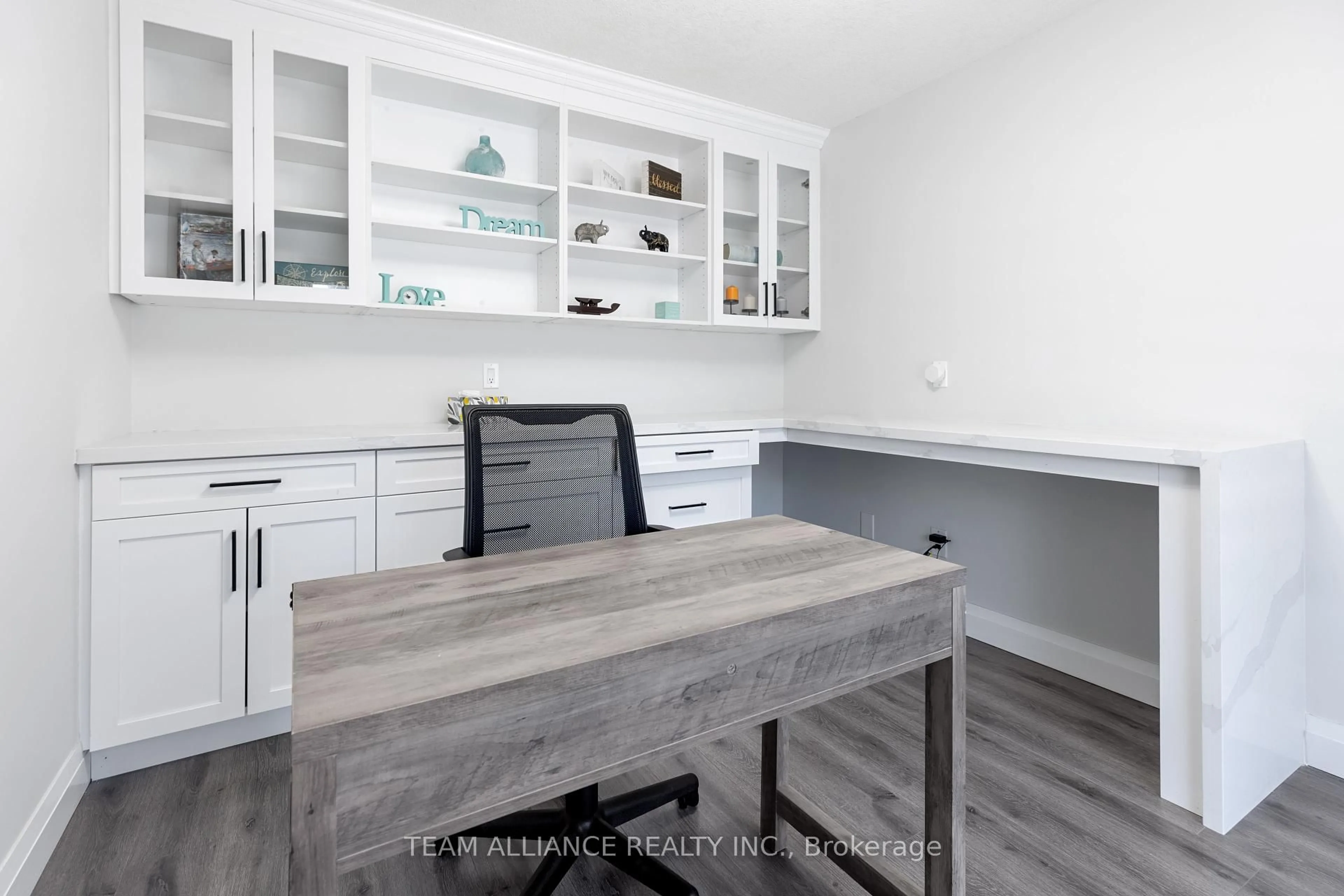 Open concept kitchen, wood/laminate floor for 167 SUNNYSIDE Dr, London North Ontario N5X 3P7