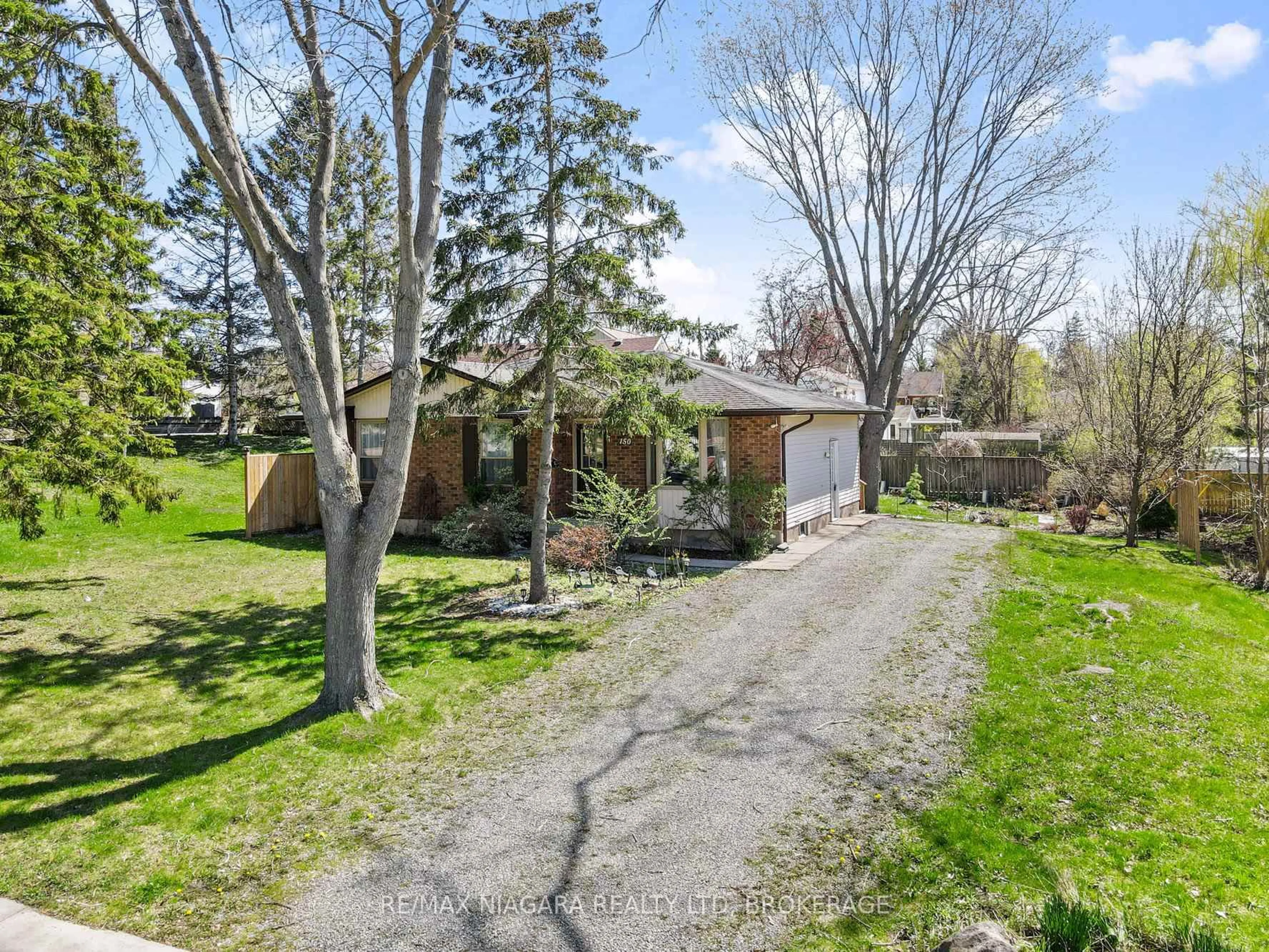 A pic from outside/outdoor area/front of a property/back of a property/a pic from drone, street for 150 Elmwood Ave, Fort Erie Ontario L0S 1B0