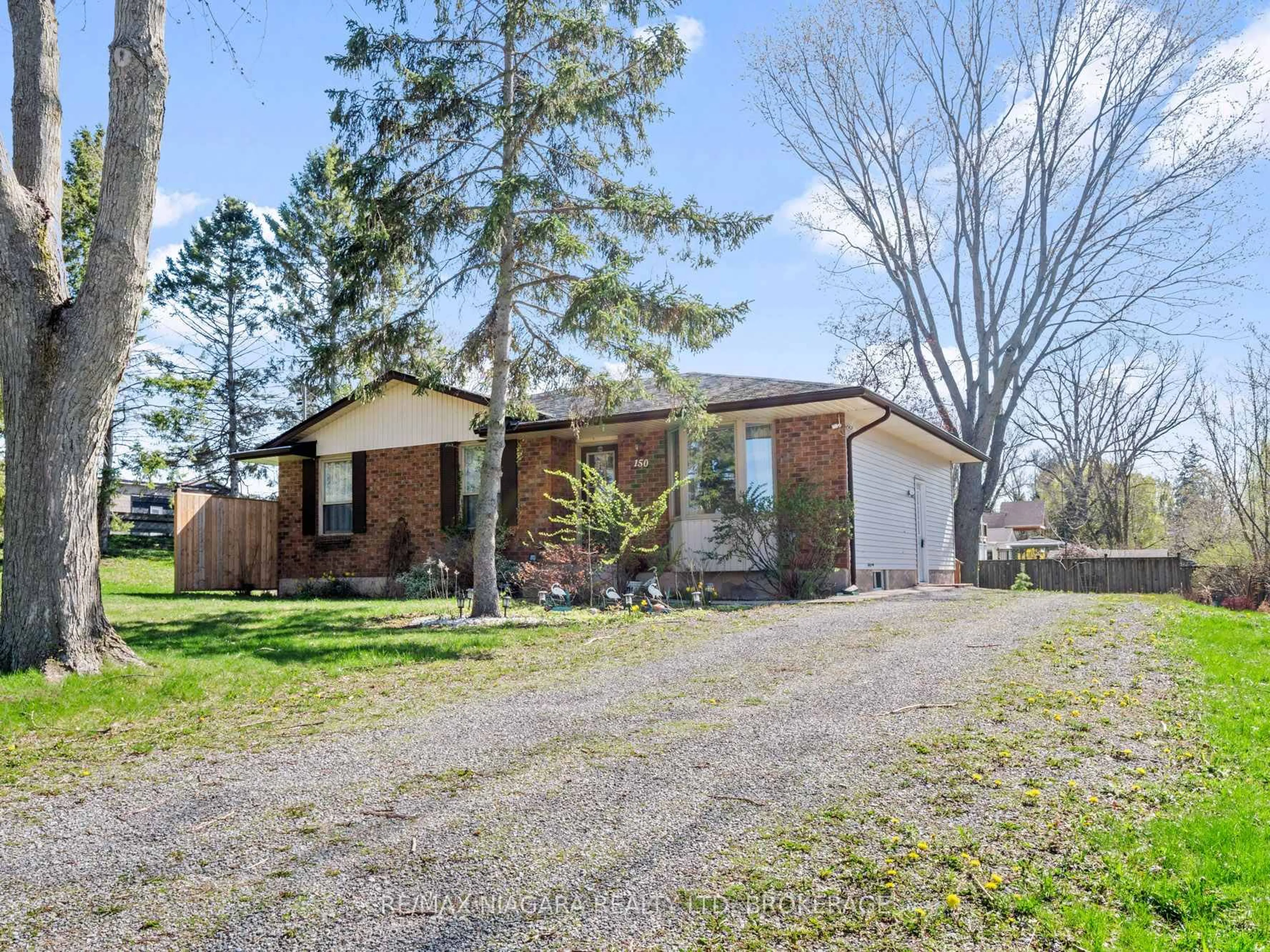 A pic from outside/outdoor area/front of a property/back of a property/a pic from drone, street for 150 Elmwood Ave, Fort Erie Ontario L0S 1B0