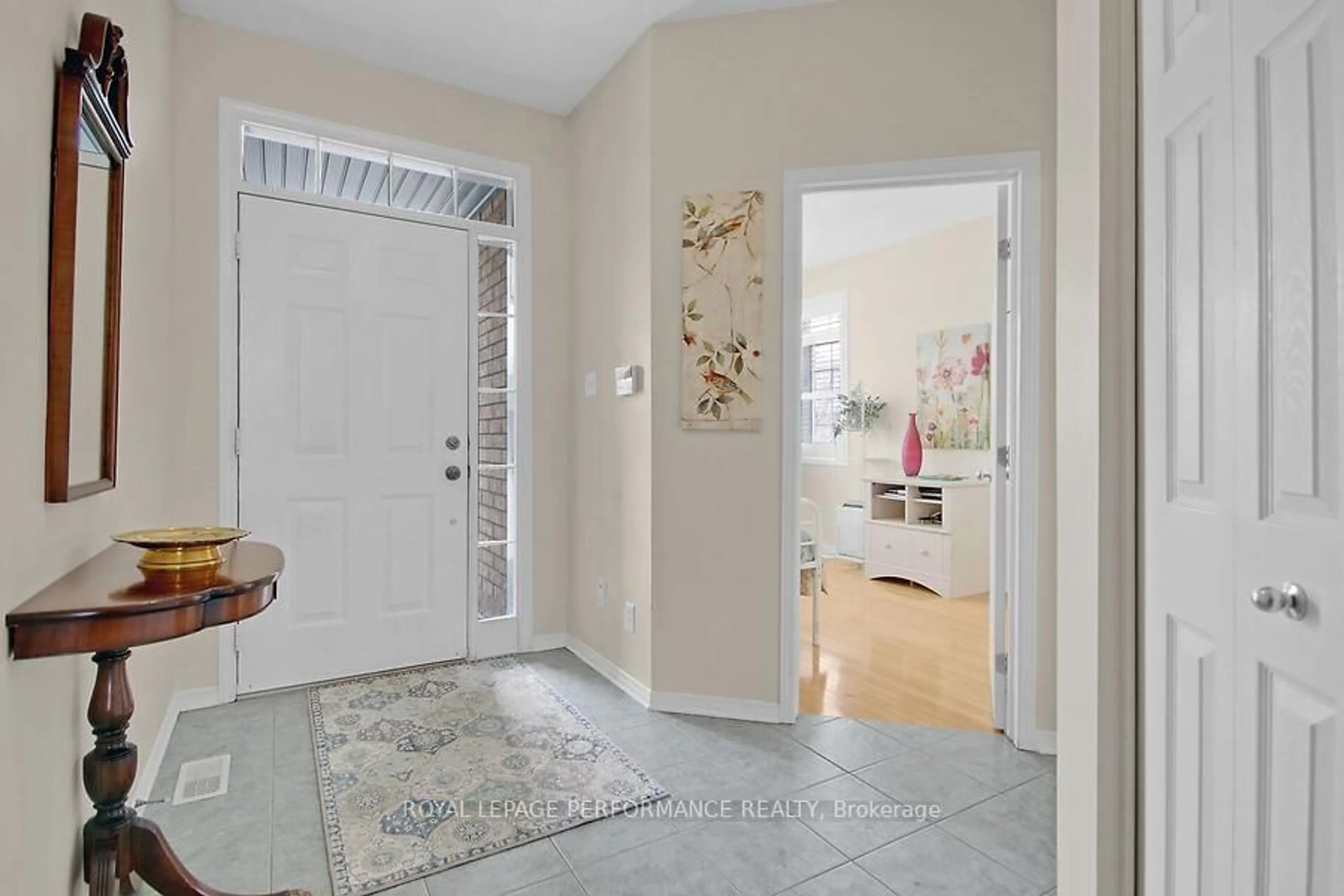 Indoor entryway for 6 Briardale Cres, Ottawa Ontario K2E 1C2