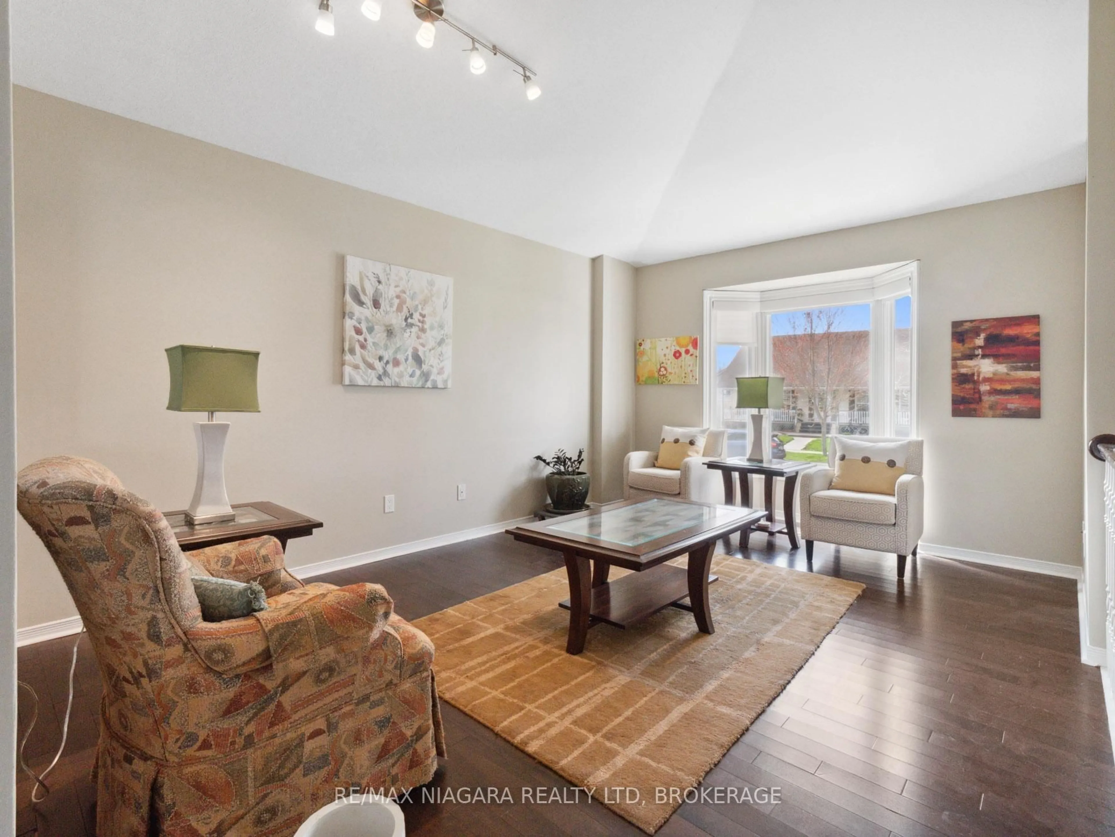Living room with furniture, wood/laminate floor for 3564 Hill St, Fort Erie Ontario L0S 1S0