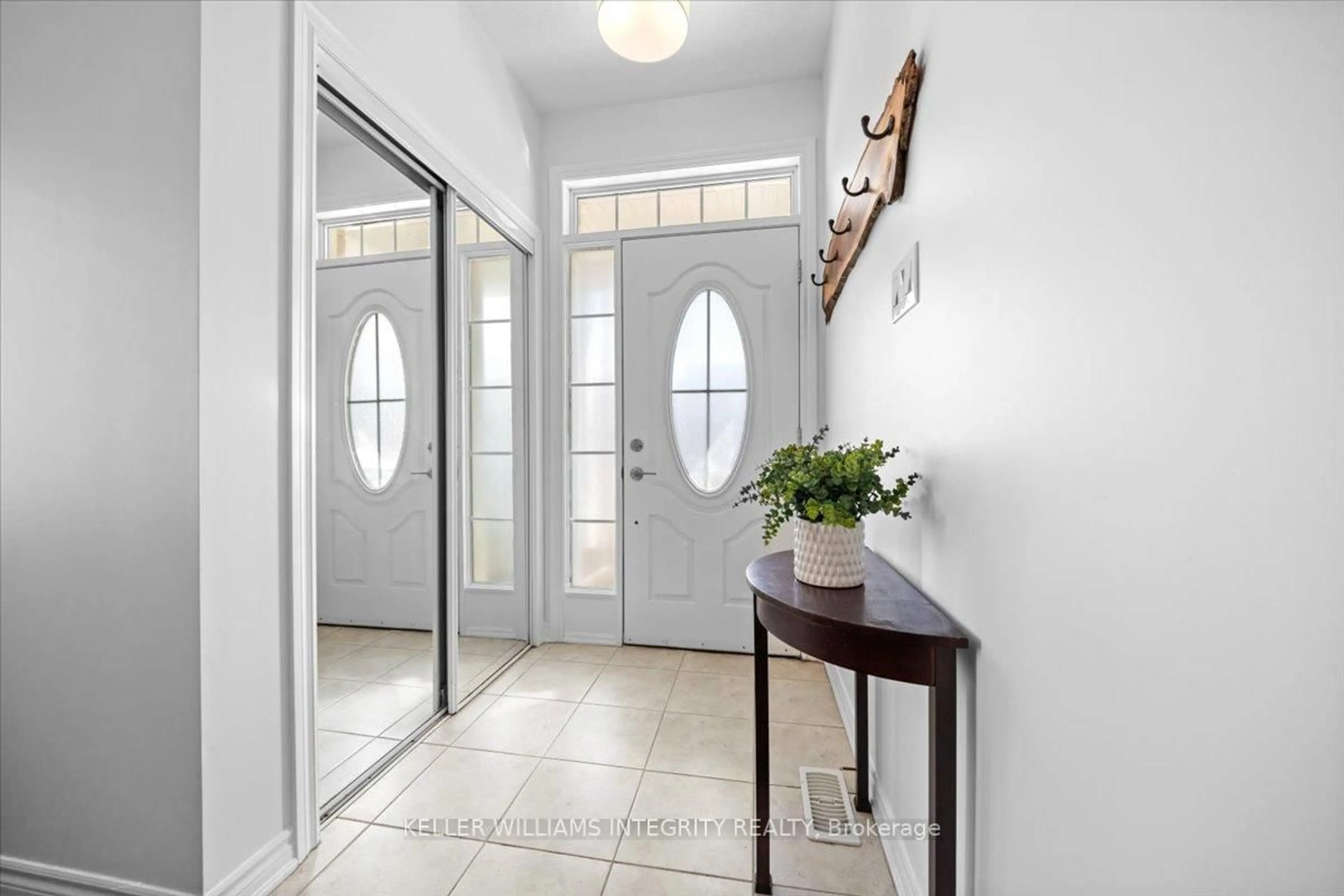 Indoor entryway for 542 Dundonald Dr, Ottawa Ontario K2J 5X1