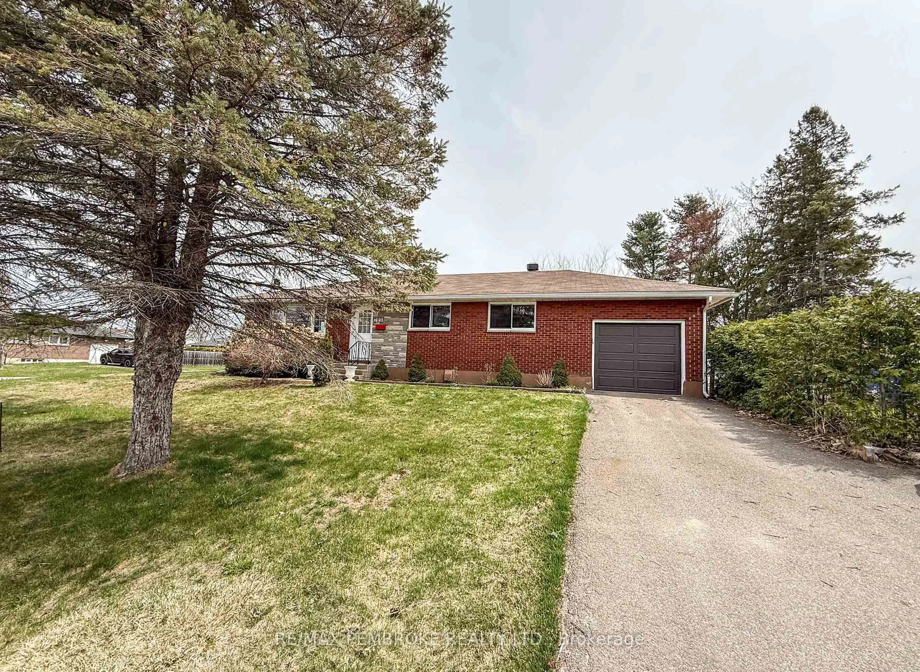 Home with brick exterior material, street for 289 Patricia Ave, Pembroke Ontario K8A 2B9