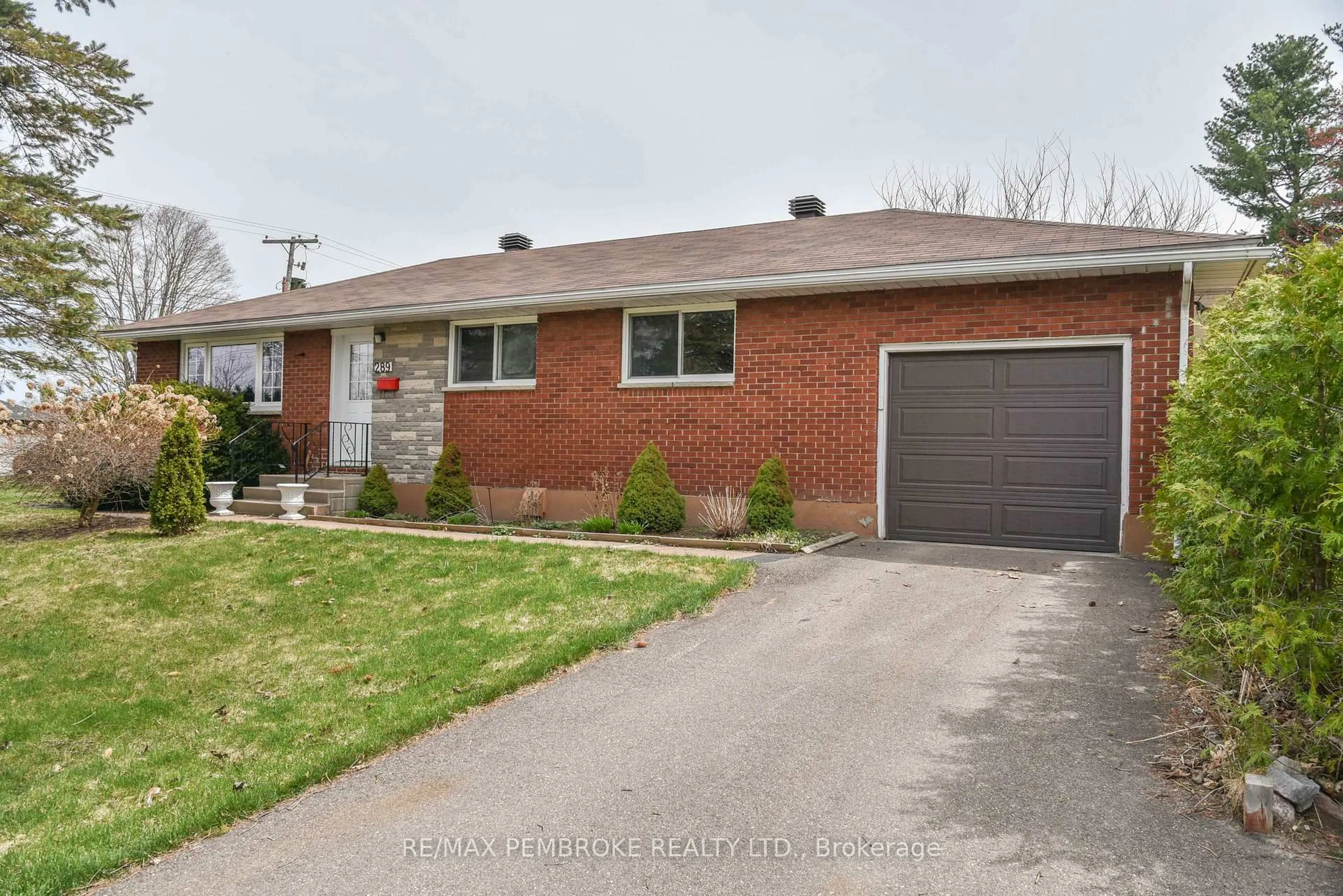 Home with brick exterior material, street for 289 Patricia Ave, Pembroke Ontario K8A 2B9