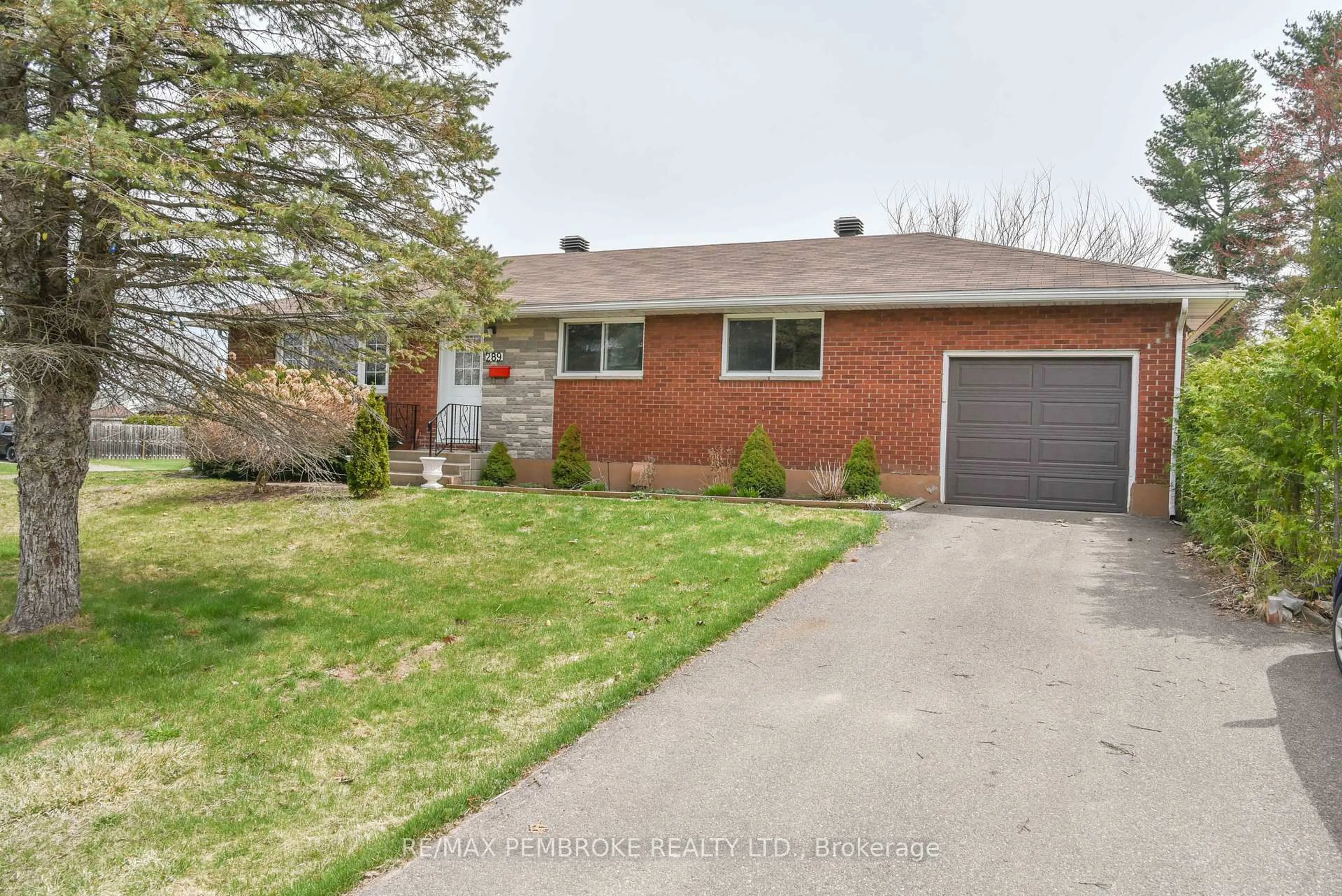 Home with brick exterior material, street for 289 Patricia Ave, Pembroke Ontario K8A 2B9