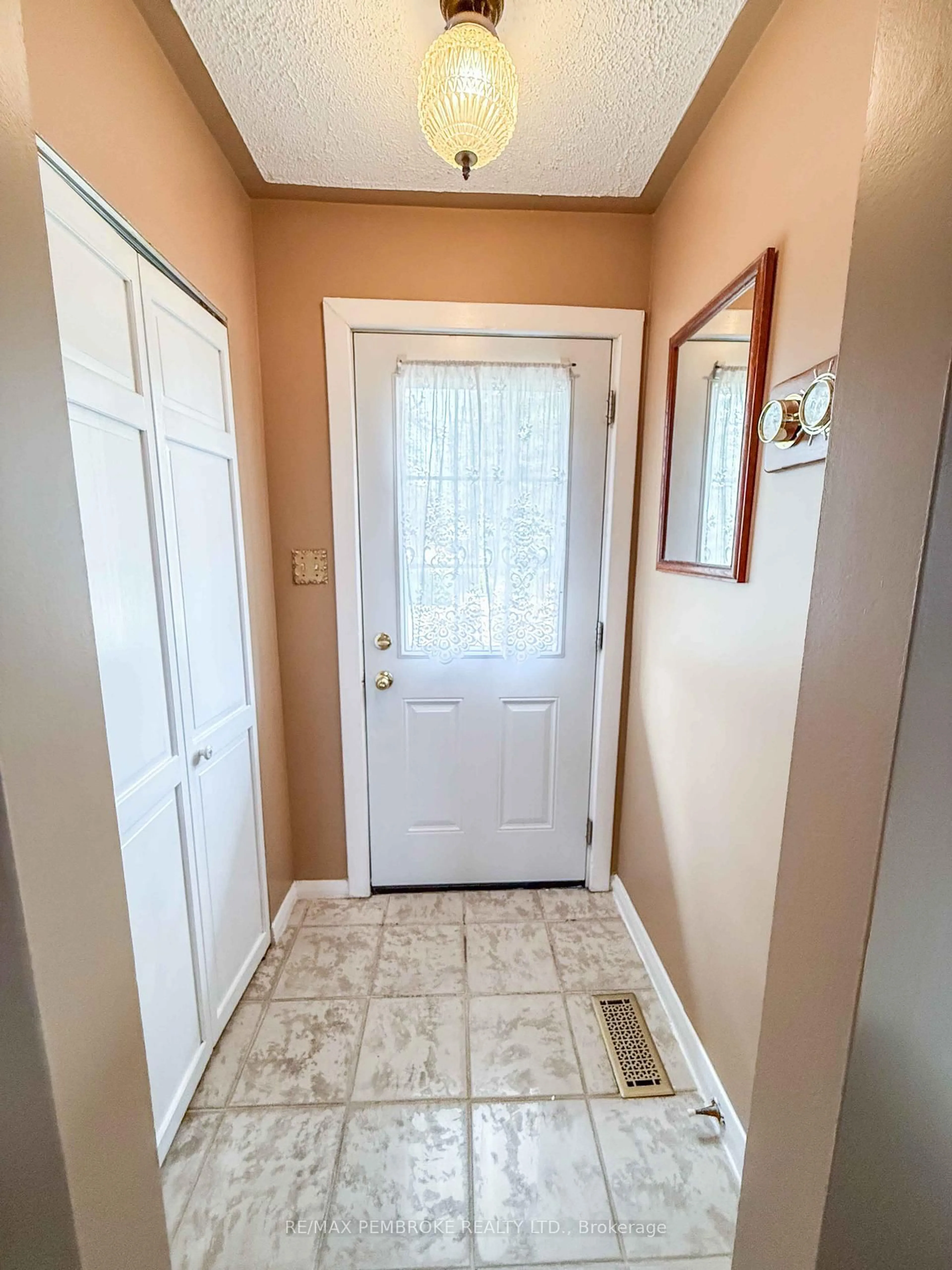 Indoor entryway for 289 Patricia Ave, Pembroke Ontario K8A 2B9