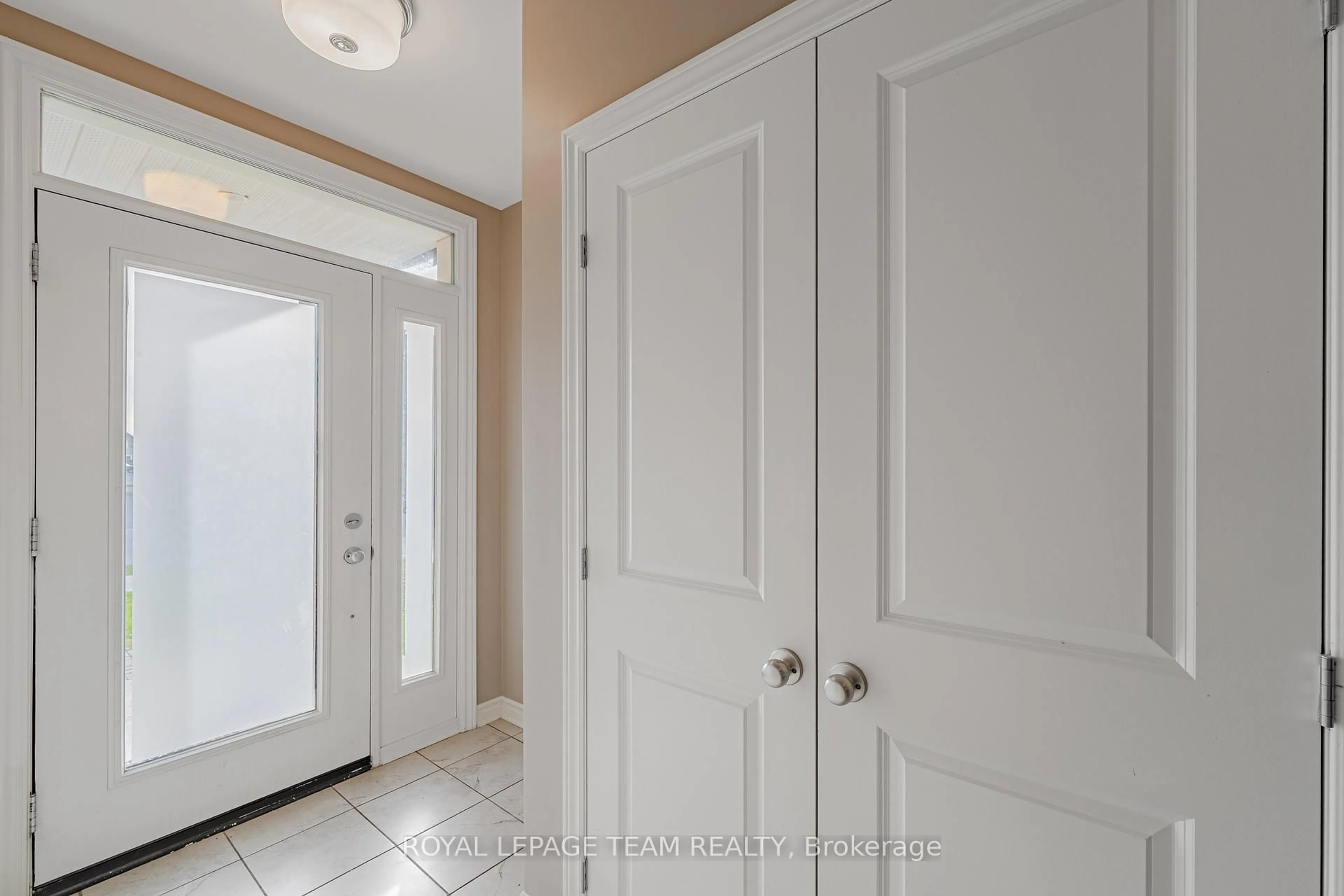Indoor entryway for 768 CEDAR CREEK Dr, Gloucester Ontario K1T 0B2