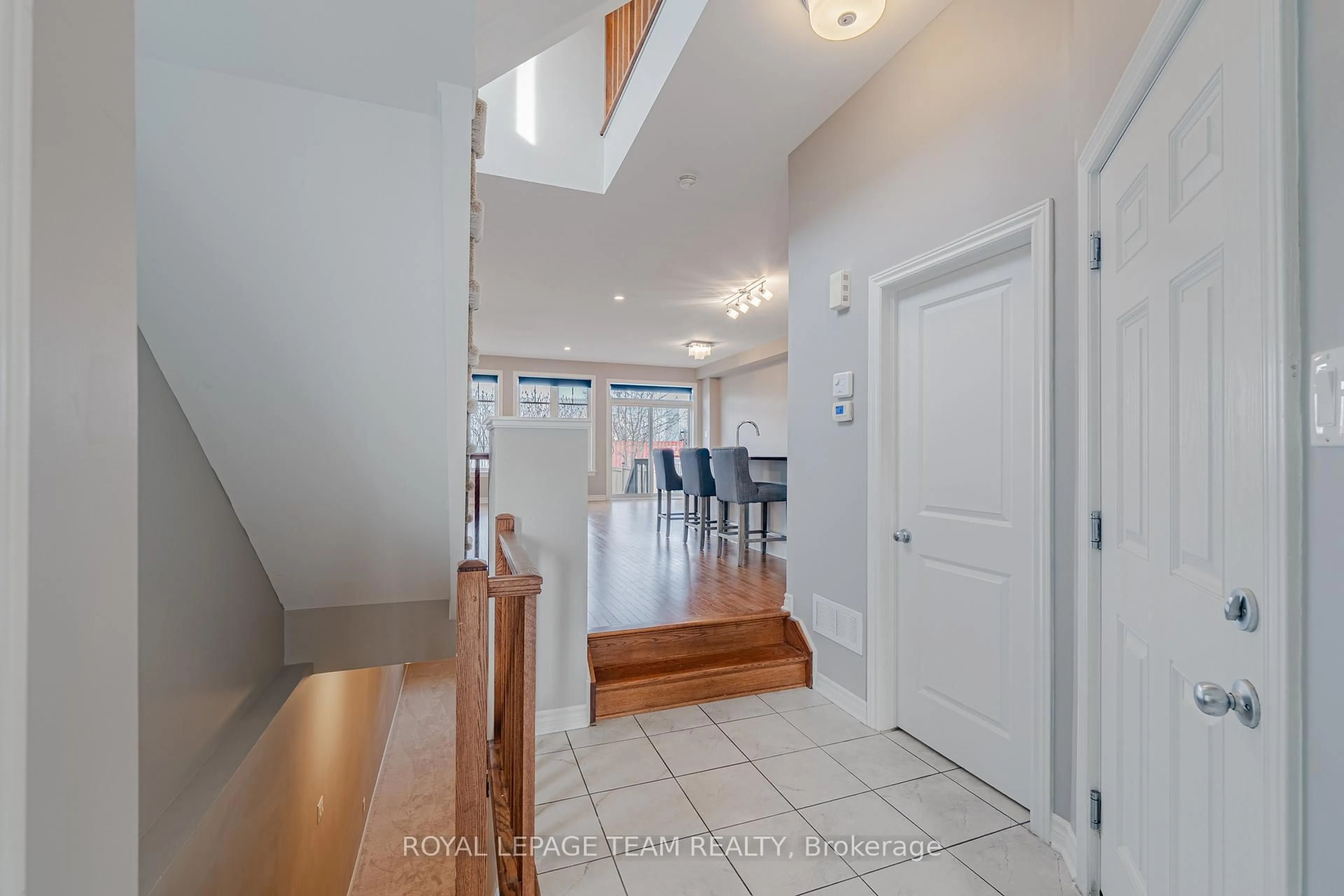 Indoor foyer for 768 CEDAR CREEK Dr, Gloucester Ontario K1T 0B2