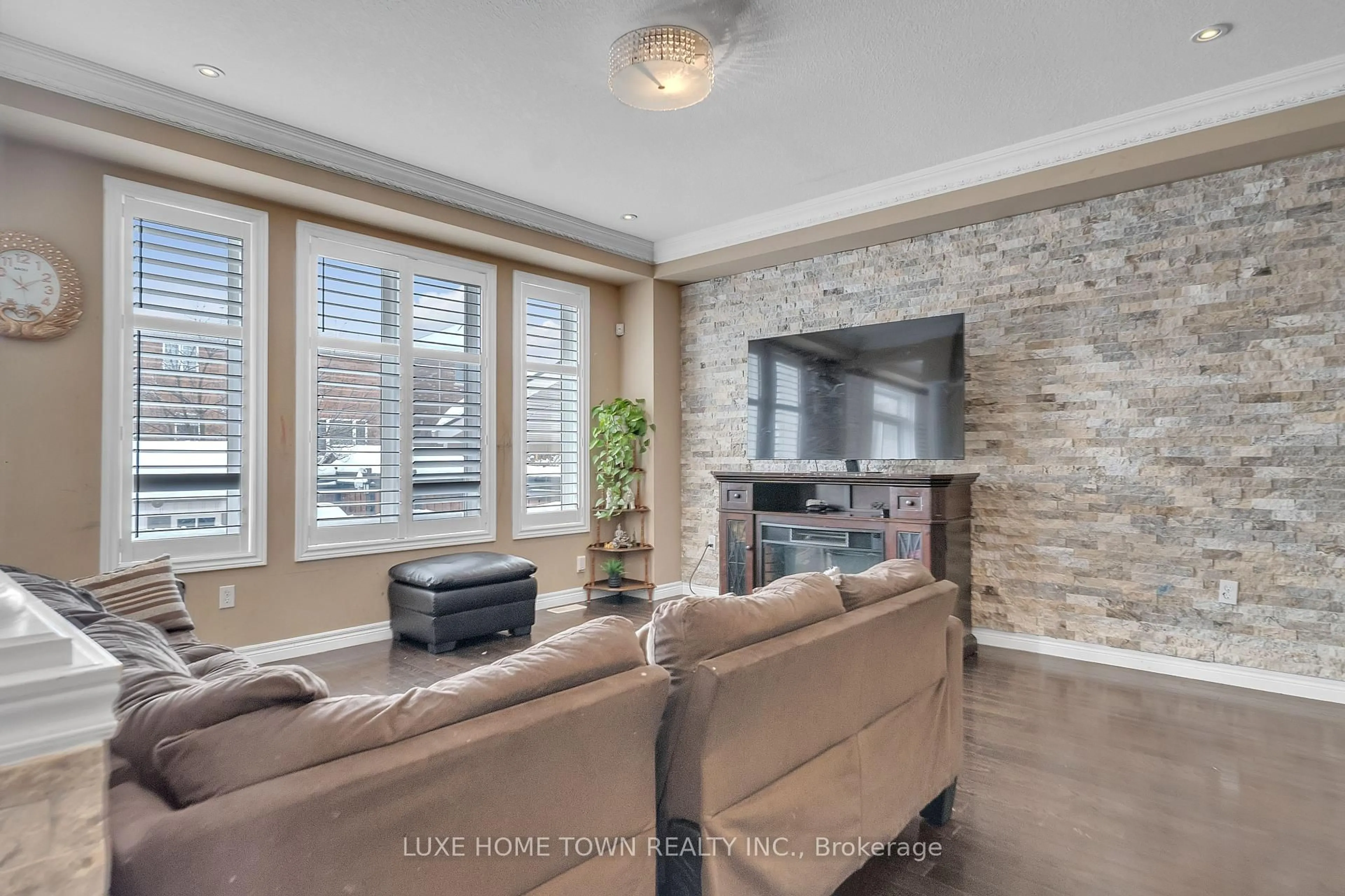 Living room with furniture, ceramic/tile floor for 36 Chartwell Circ, Hamilton Ontario L9A 0B7