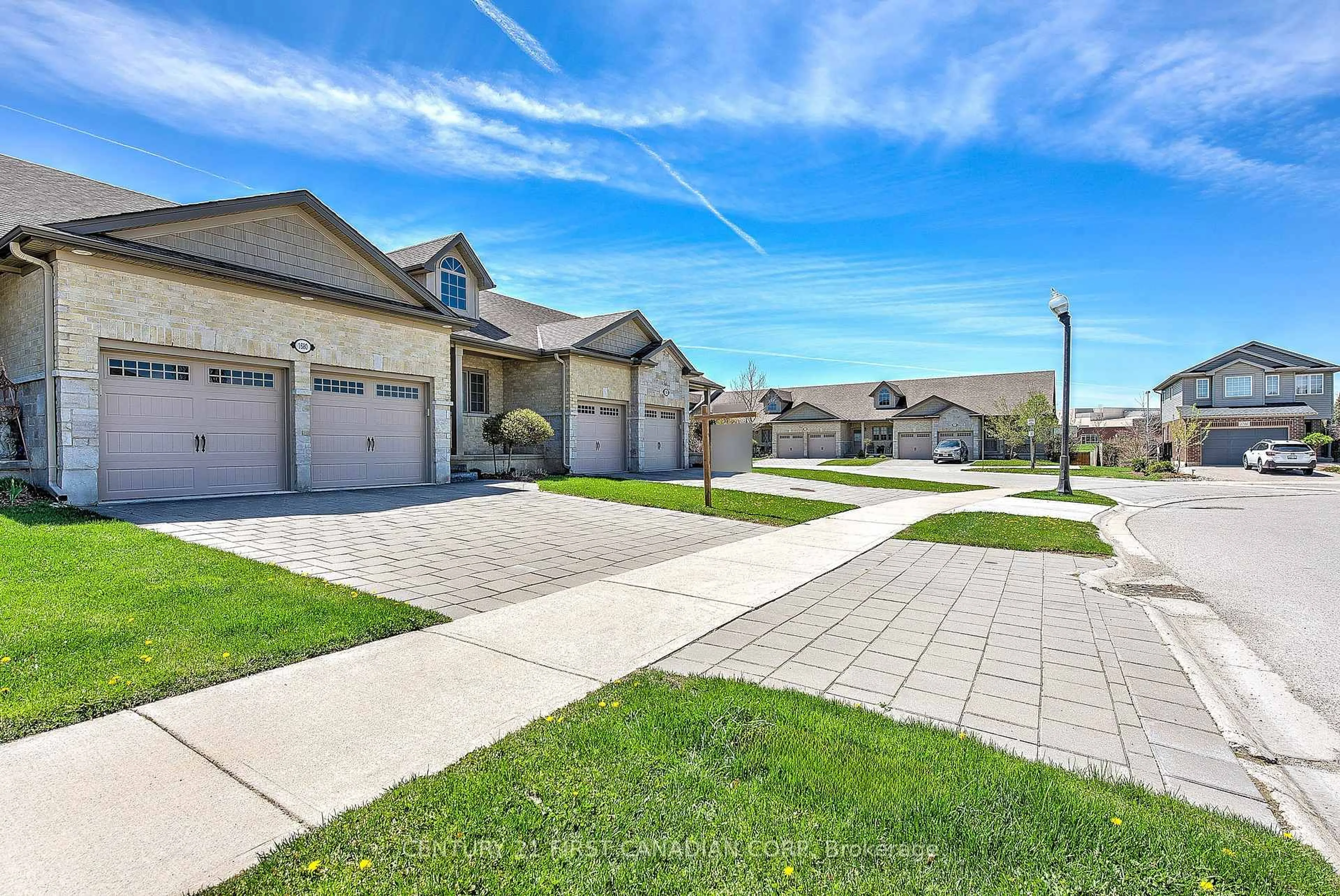 A pic from outside/outdoor area/front of a property/back of a property/a pic from drone, street for 1680 Bayswater Cres, London North Ontario N6G 0A9