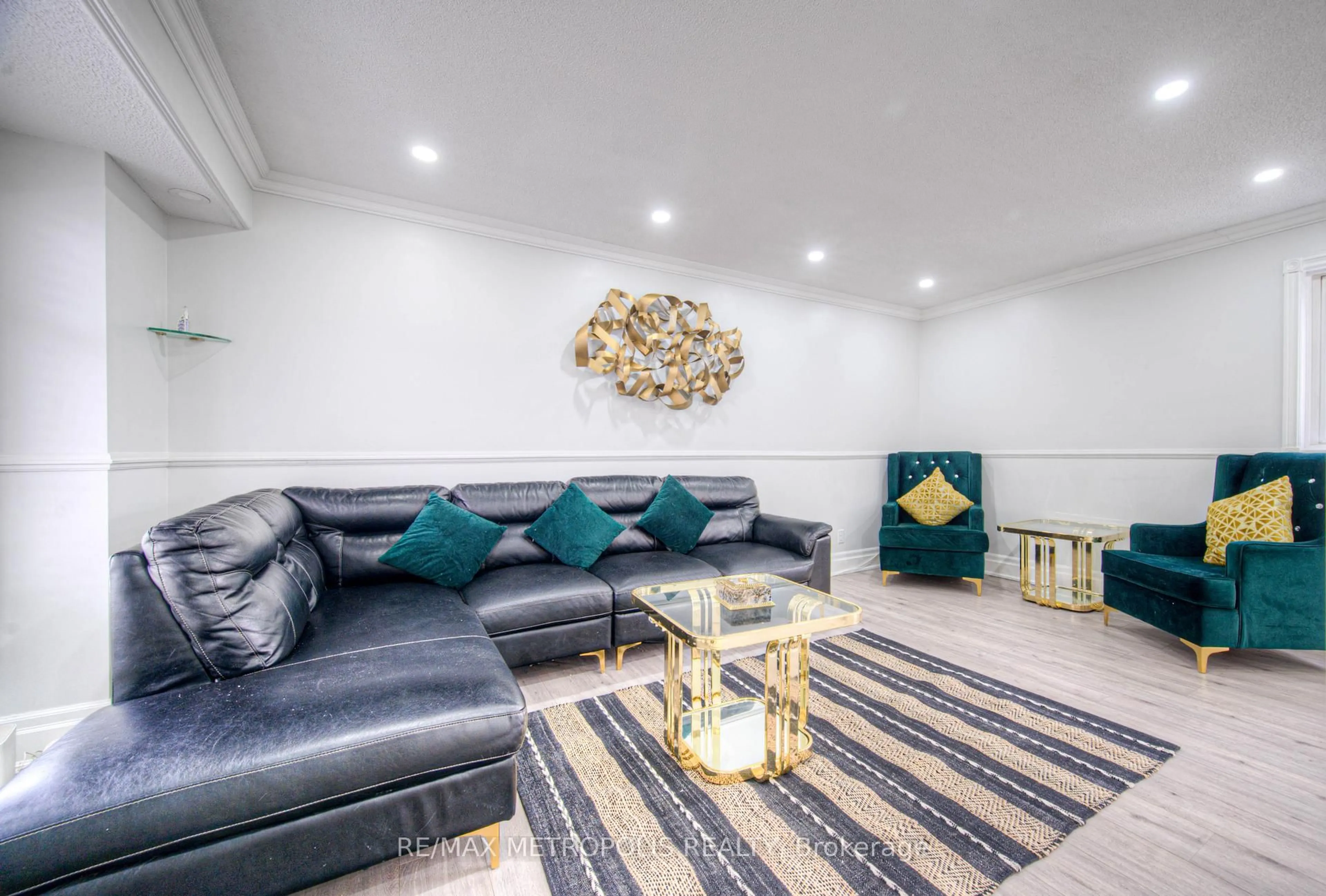 Living room with furniture, unknown for 23 Glenvalley Dr, Cambridge Ontario N1T 1P3