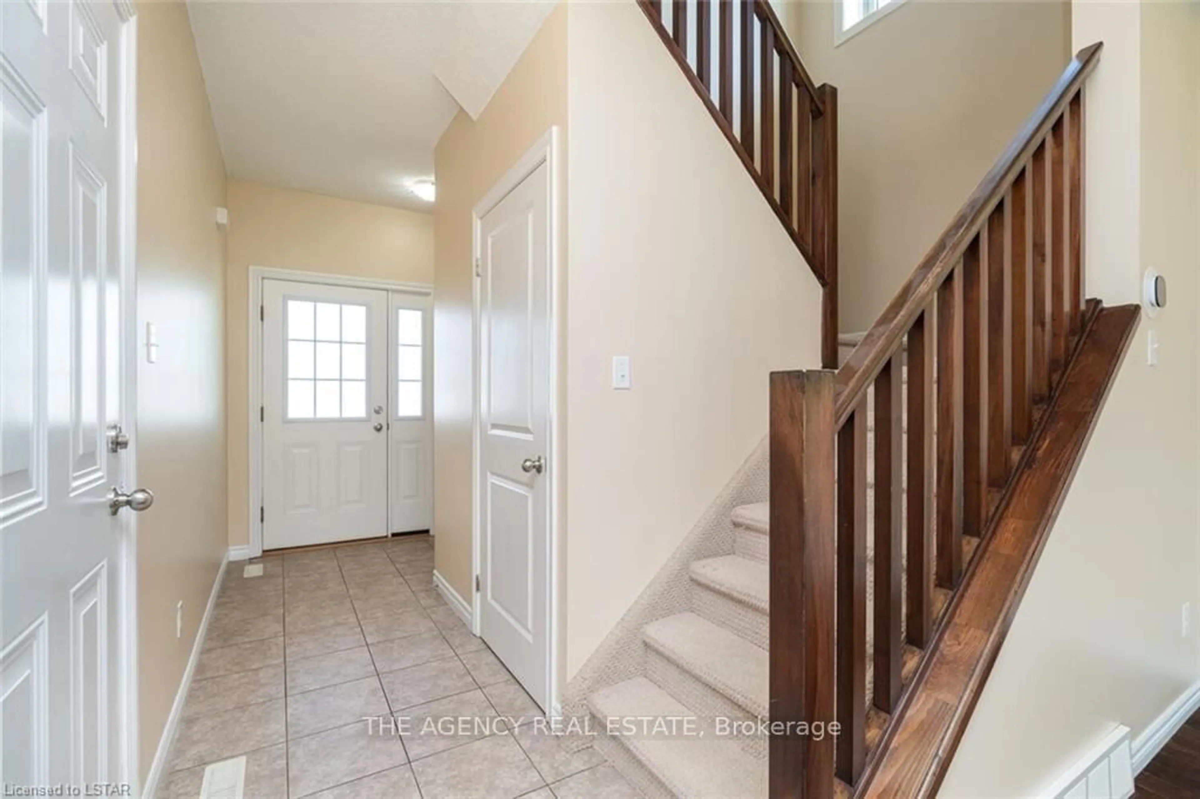 Indoor entryway for 960 Bitterbush Cres #30, London North Ontario N6H 0G1