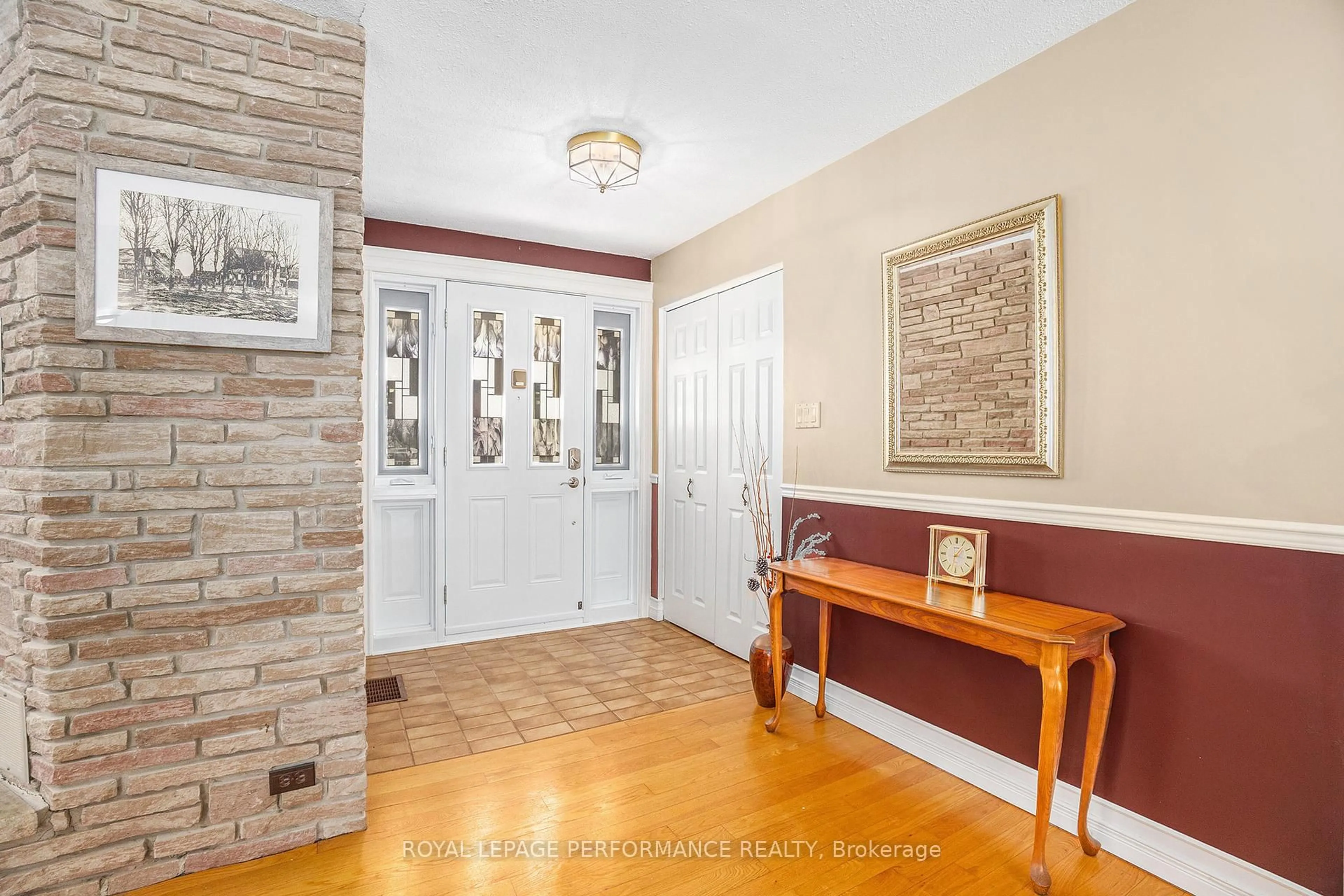 Indoor entryway for 862 Principale St, Casselman Ontario K0A 1M0