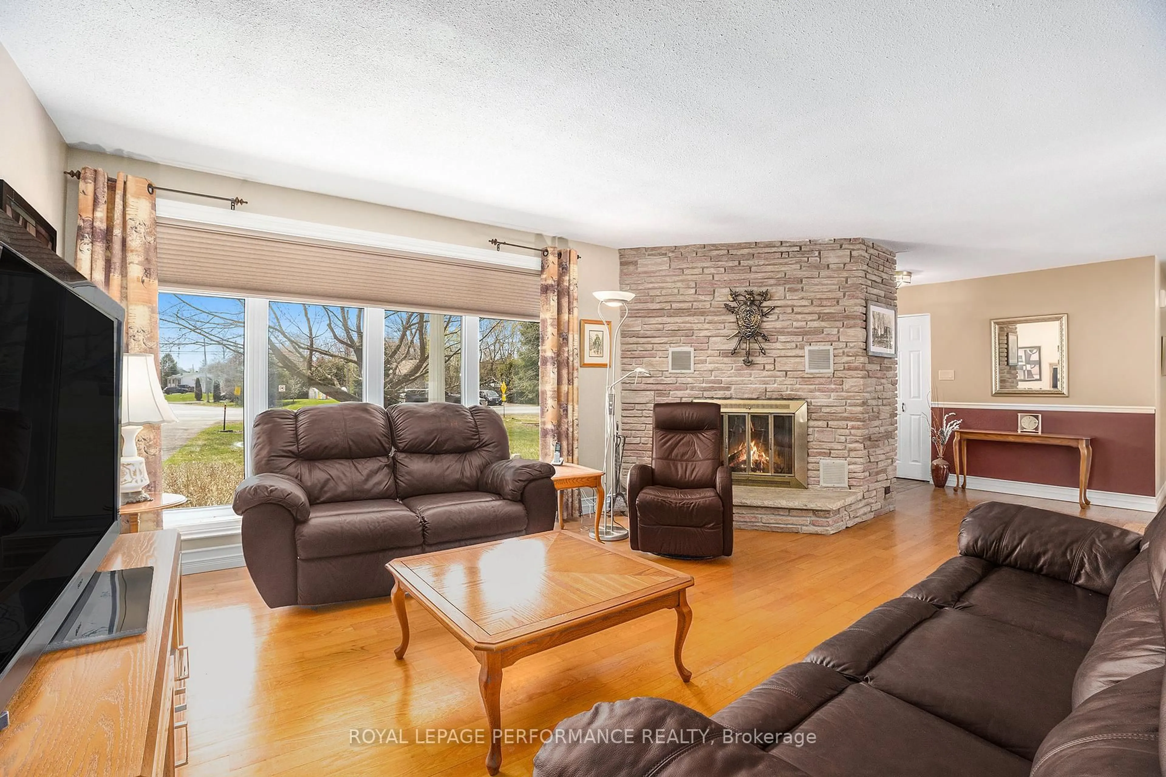 Living room with furniture, unknown for 862 Principale St, Casselman Ontario K0A 1M0