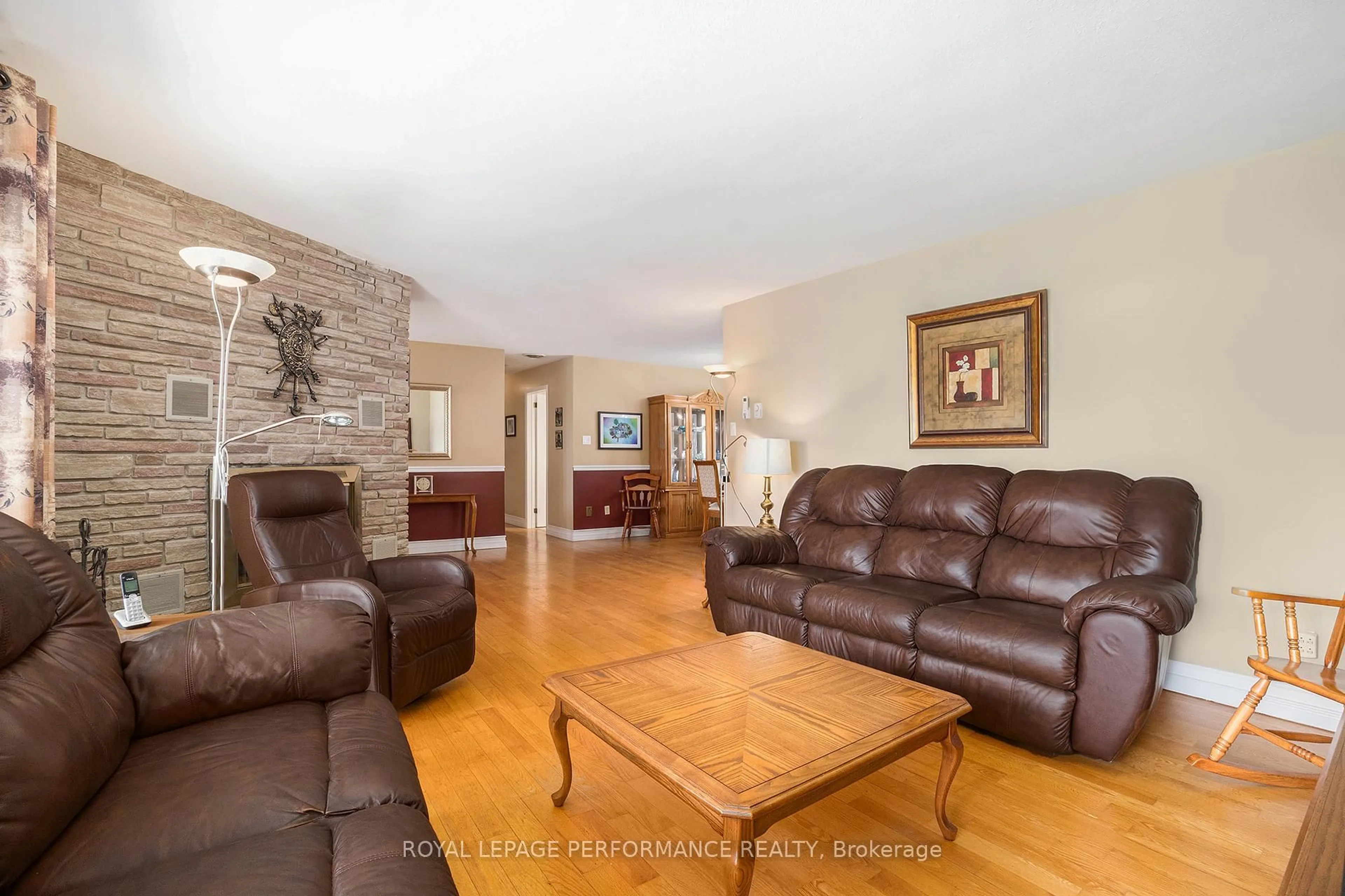 Living room with furniture, unknown for 862 Principale St, Casselman Ontario K0A 1M0