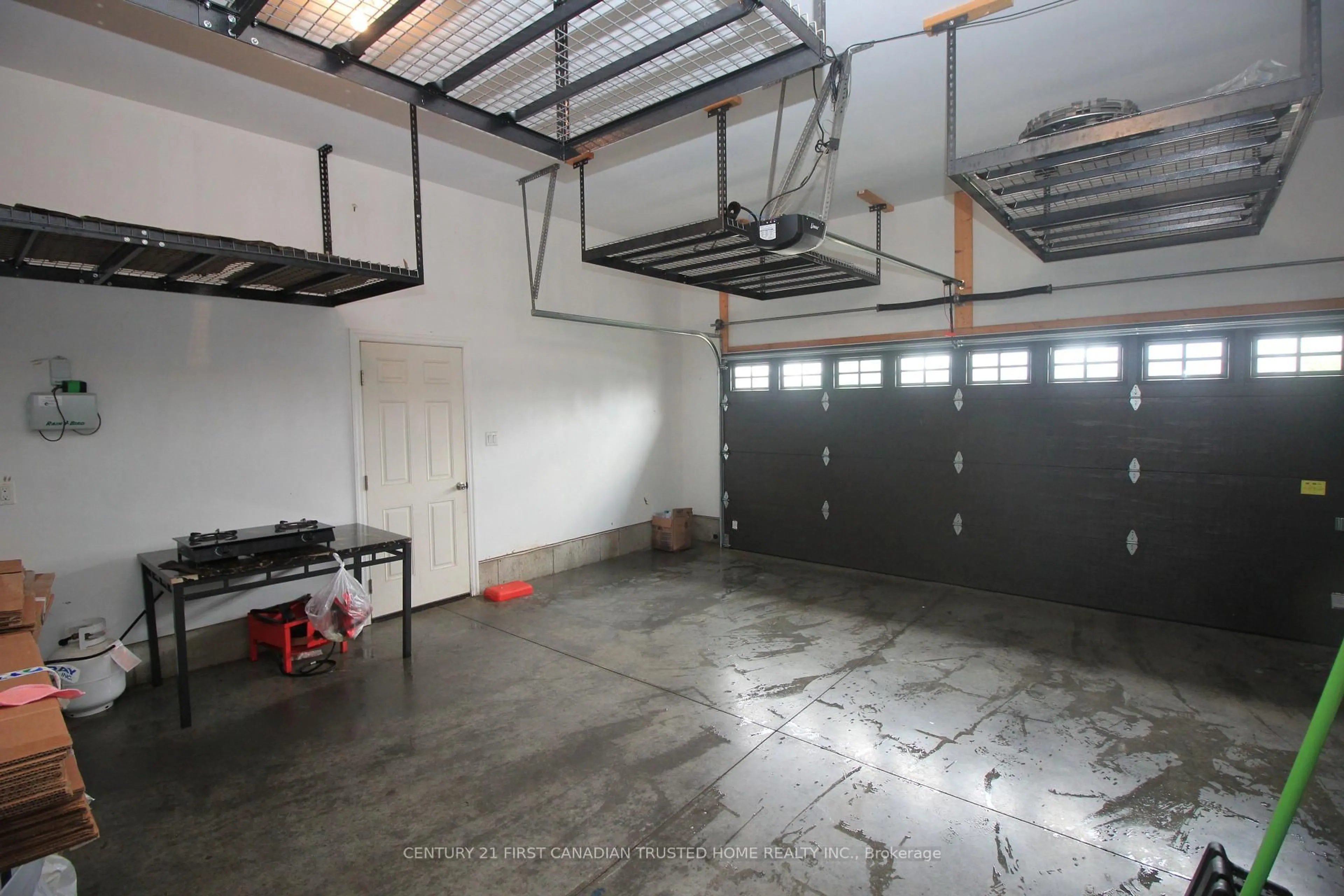 Indoor garage for 29 Hedges Crt, St. Thomas Ontario N5R 6G4