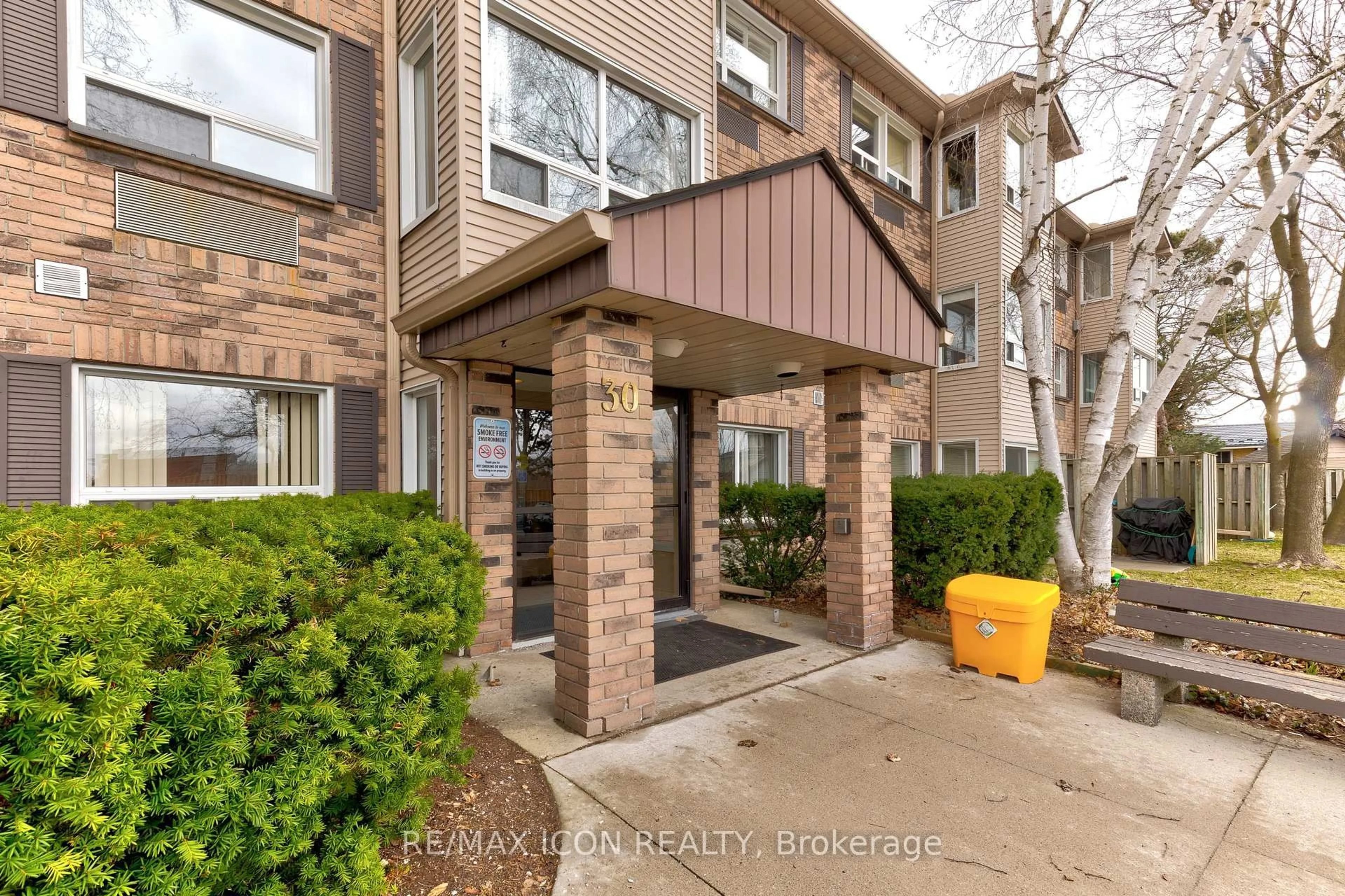 Indoor entryway for 30 Hugo Cres #210, Kitchener Ontario N2M 3Z2