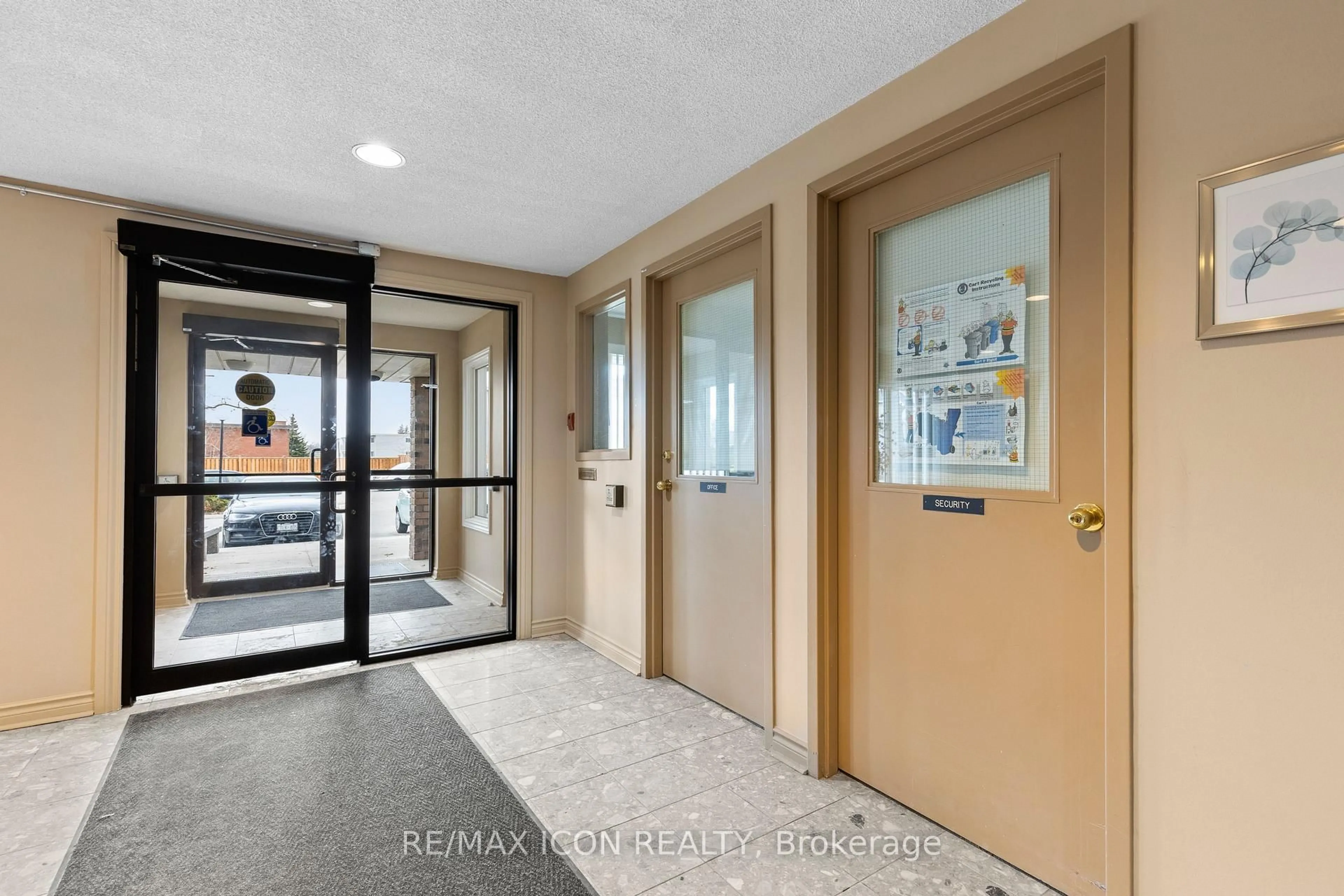 Indoor foyer for 30 Hugo Cres #210, Kitchener Ontario N2M 3Z2