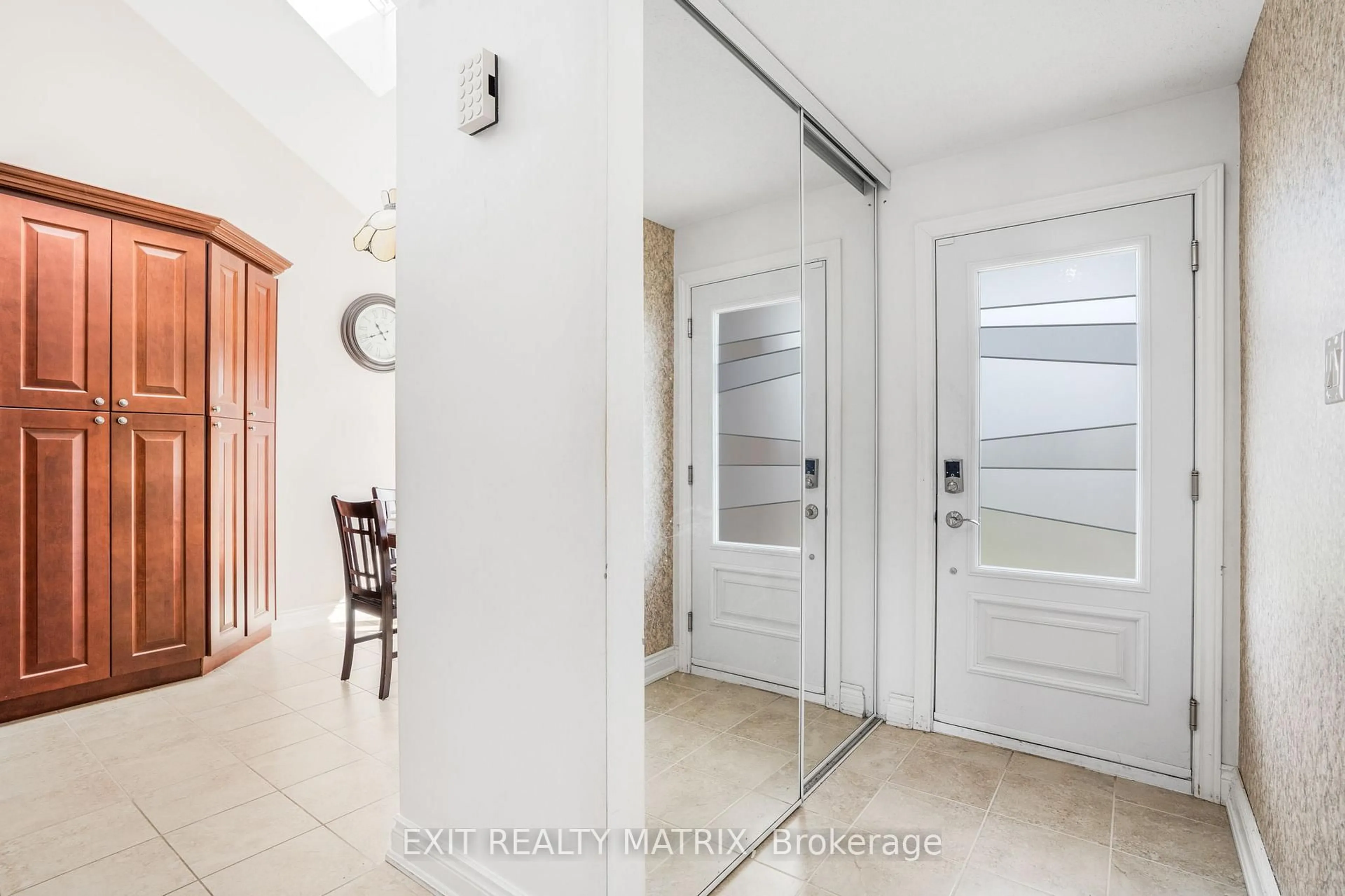 Indoor entryway for 1408 Eastcliffe Way, Gloucester Ontario K1B 5H6