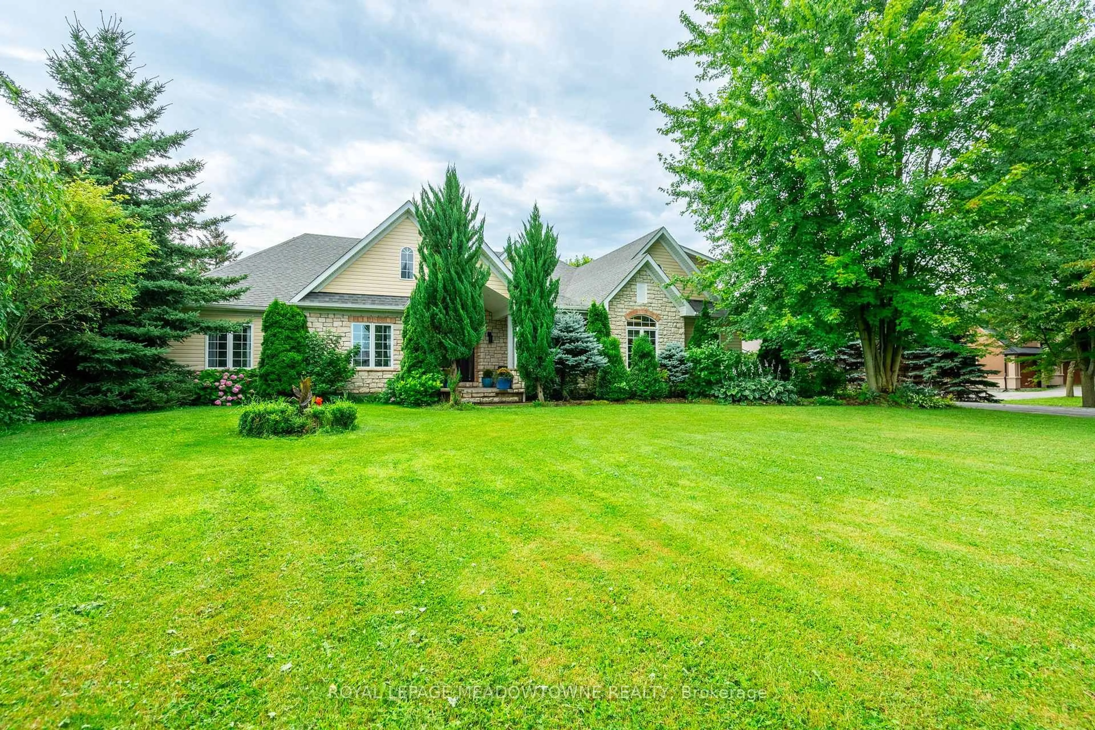 A pic from outside/outdoor area/front of a property/back of a property/a pic from drone, unknown for 128 Carlisle Rd, Hamilton Ontario L8B 0Z8