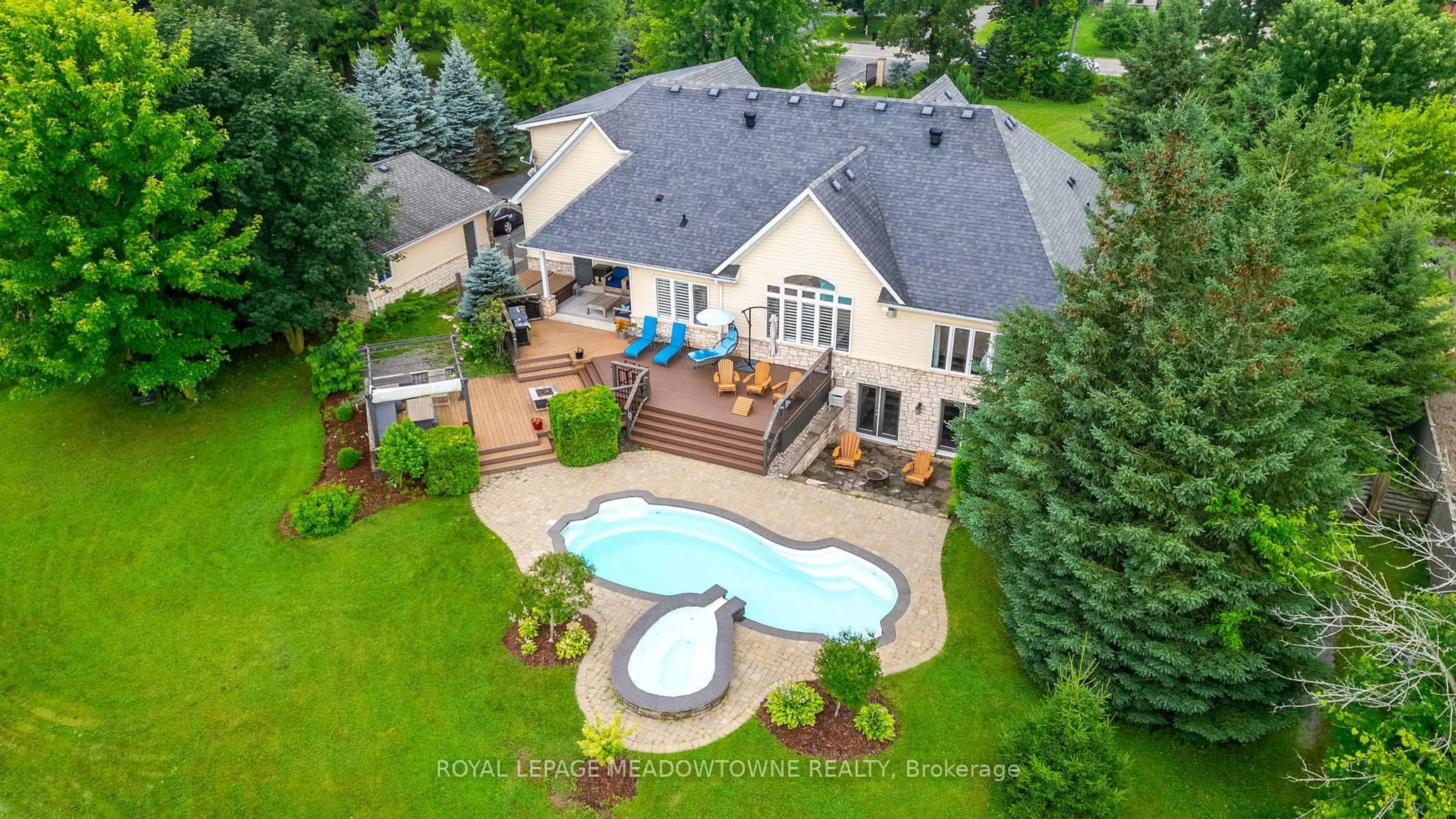 A pic from outside/outdoor area/front of a property/back of a property/a pic from drone, water/lake/river/ocean view for 128 Carlisle Rd, Hamilton Ontario L8B 0Z8