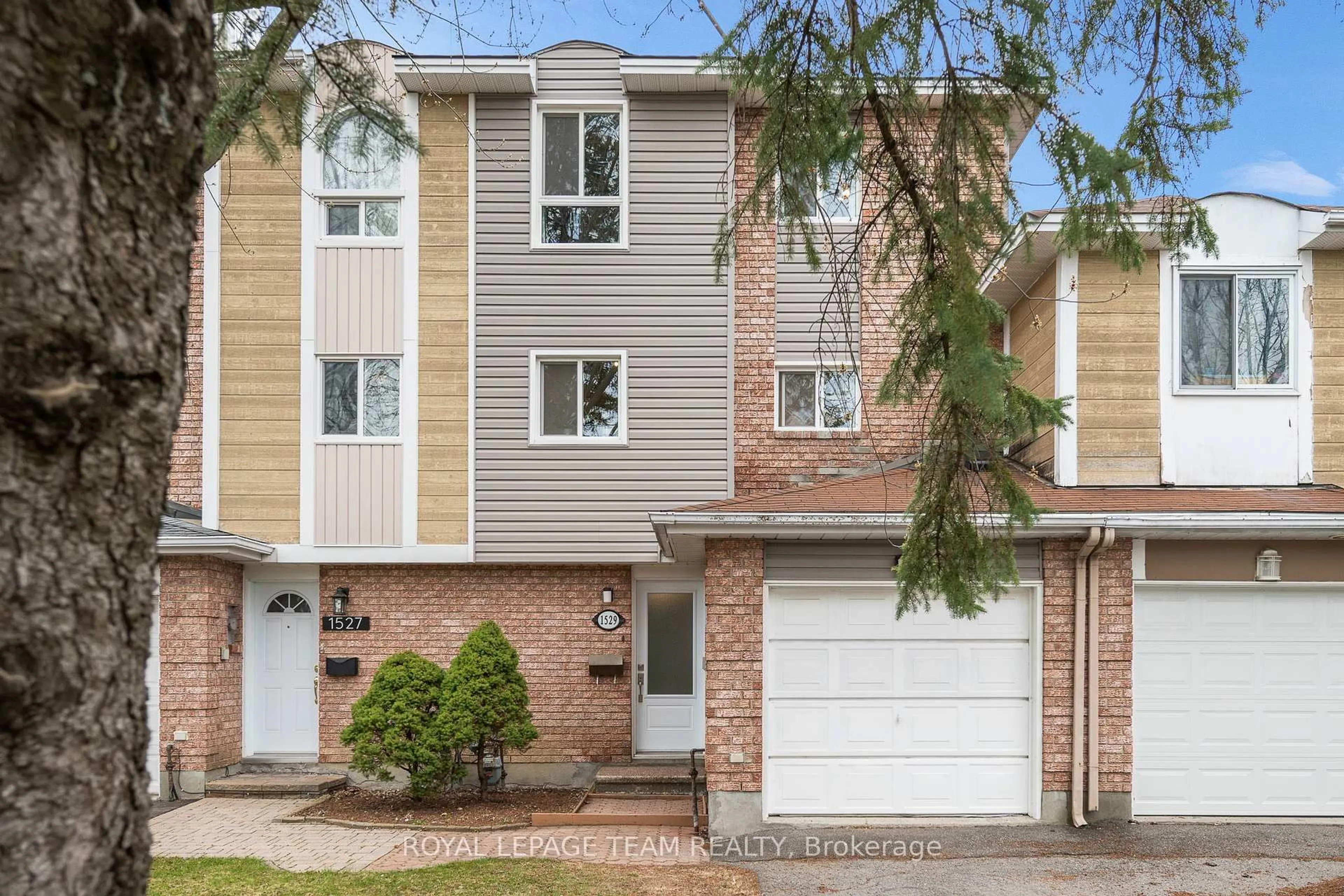 Home with brick exterior material, street for 1529 Thurlow St, Orleans Ontario K4A 2K9