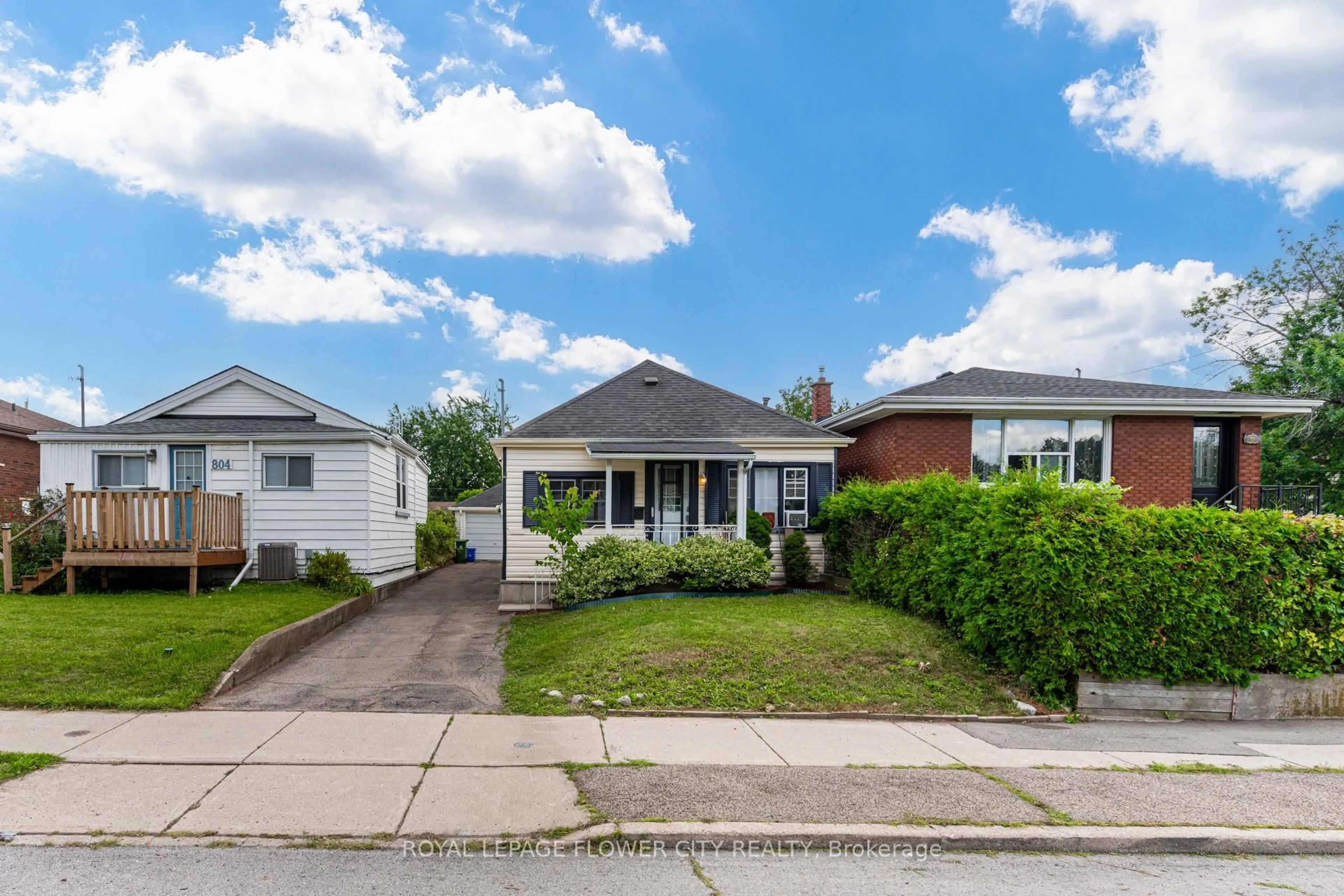 A pic from outside/outdoor area/front of a property/back of a property/a pic from drone, street for 800 Roxborough Ave, Hamilton Ontario L8H 1T2