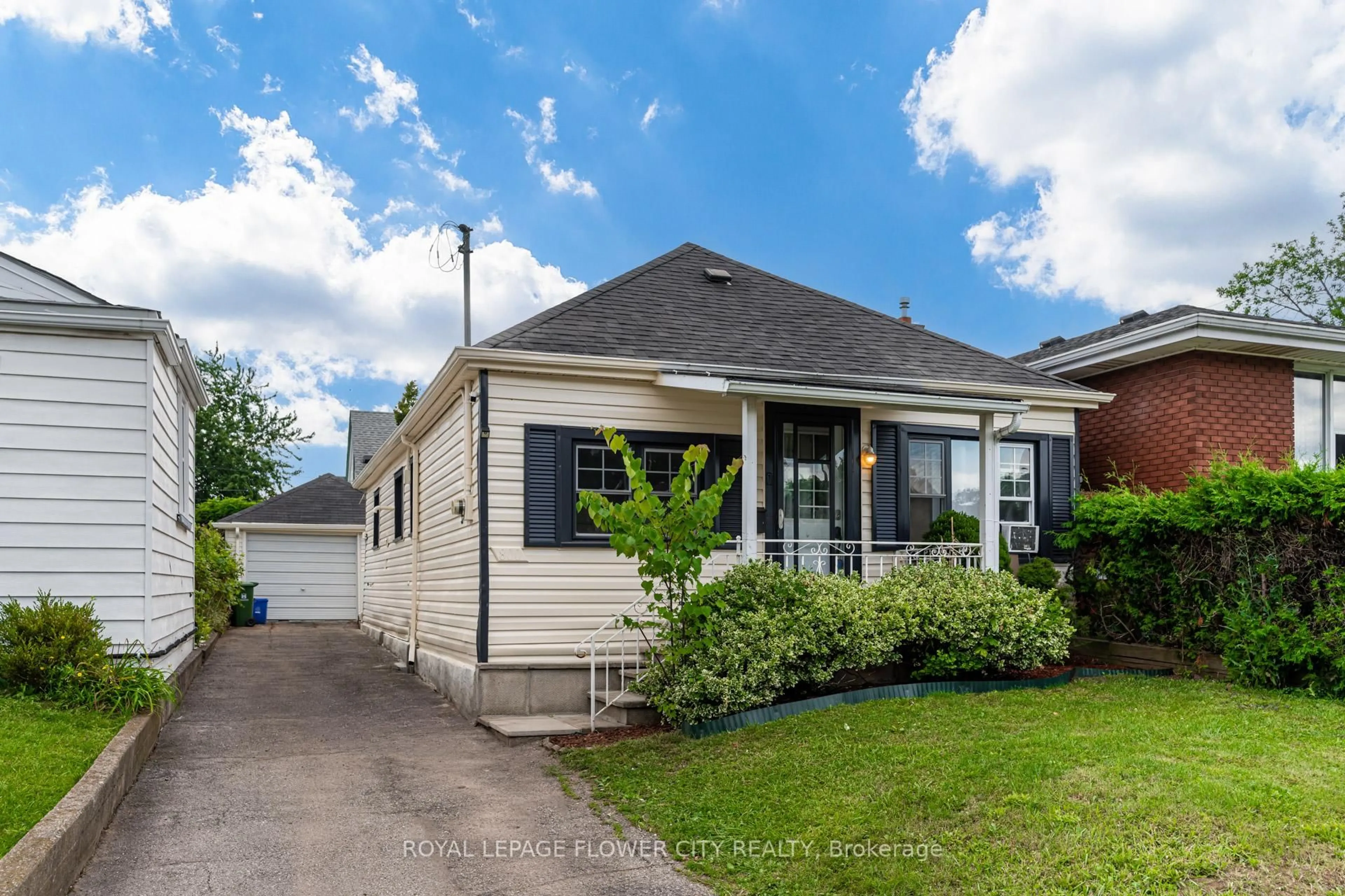 Home with vinyl exterior material, street for 800 Roxborough Ave, Hamilton Ontario L8H 1T2