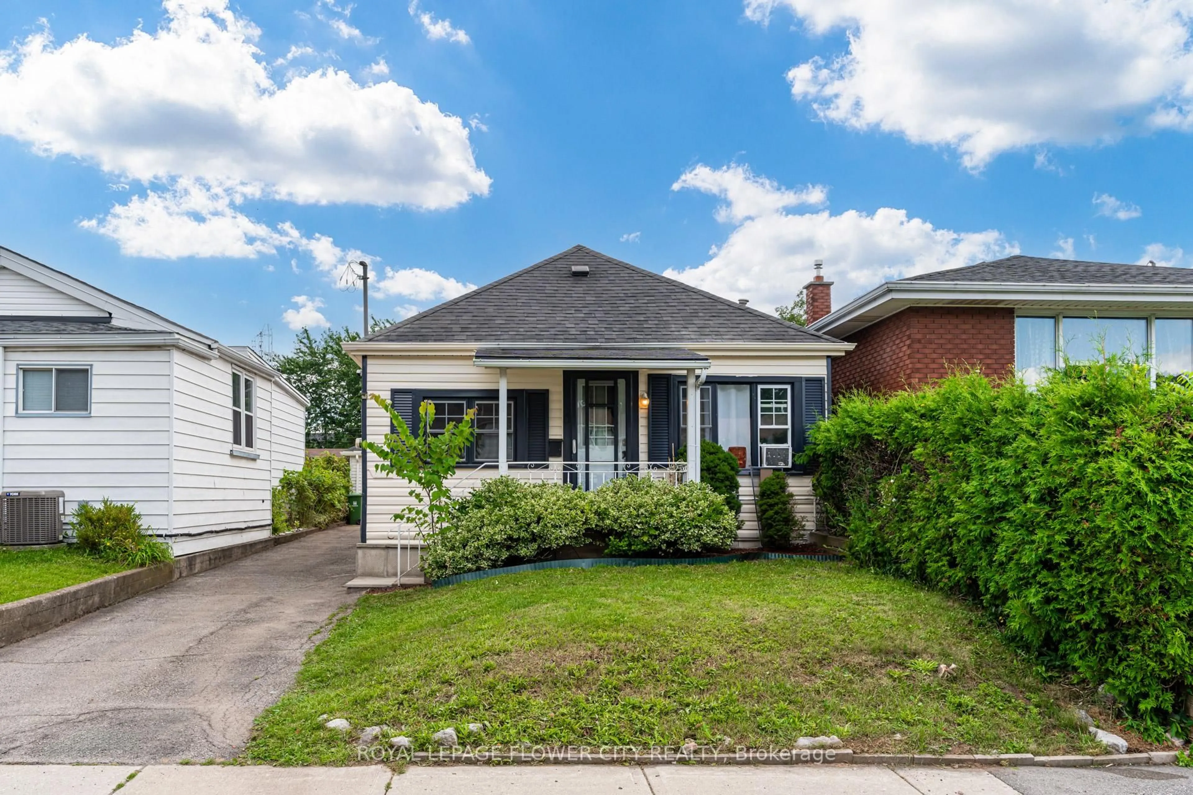 Home with brick exterior material, street for 800 Roxborough Ave, Hamilton Ontario L8H 1T2
