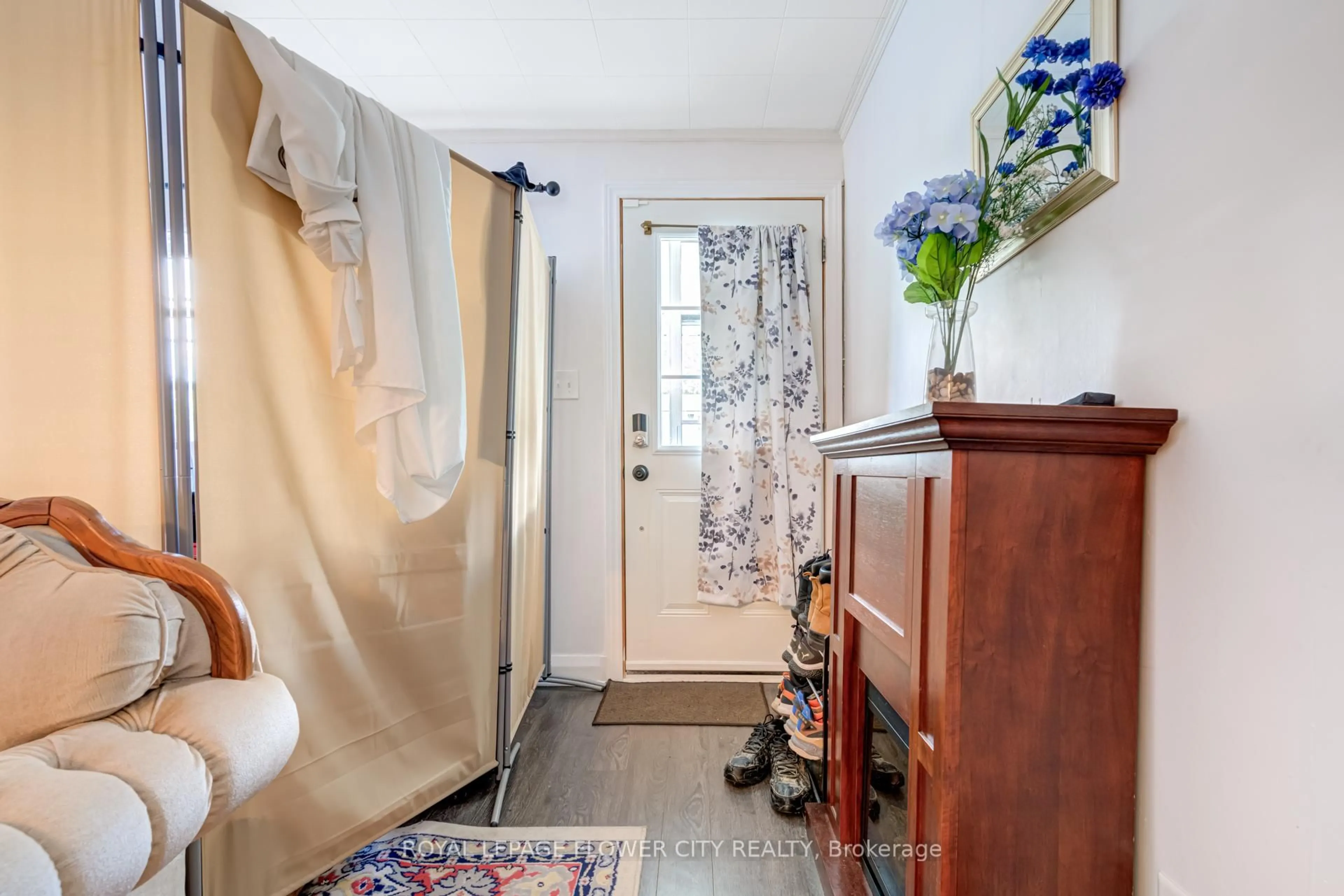 Indoor entryway for 800 Roxborough Ave, Hamilton Ontario L8H 1T2