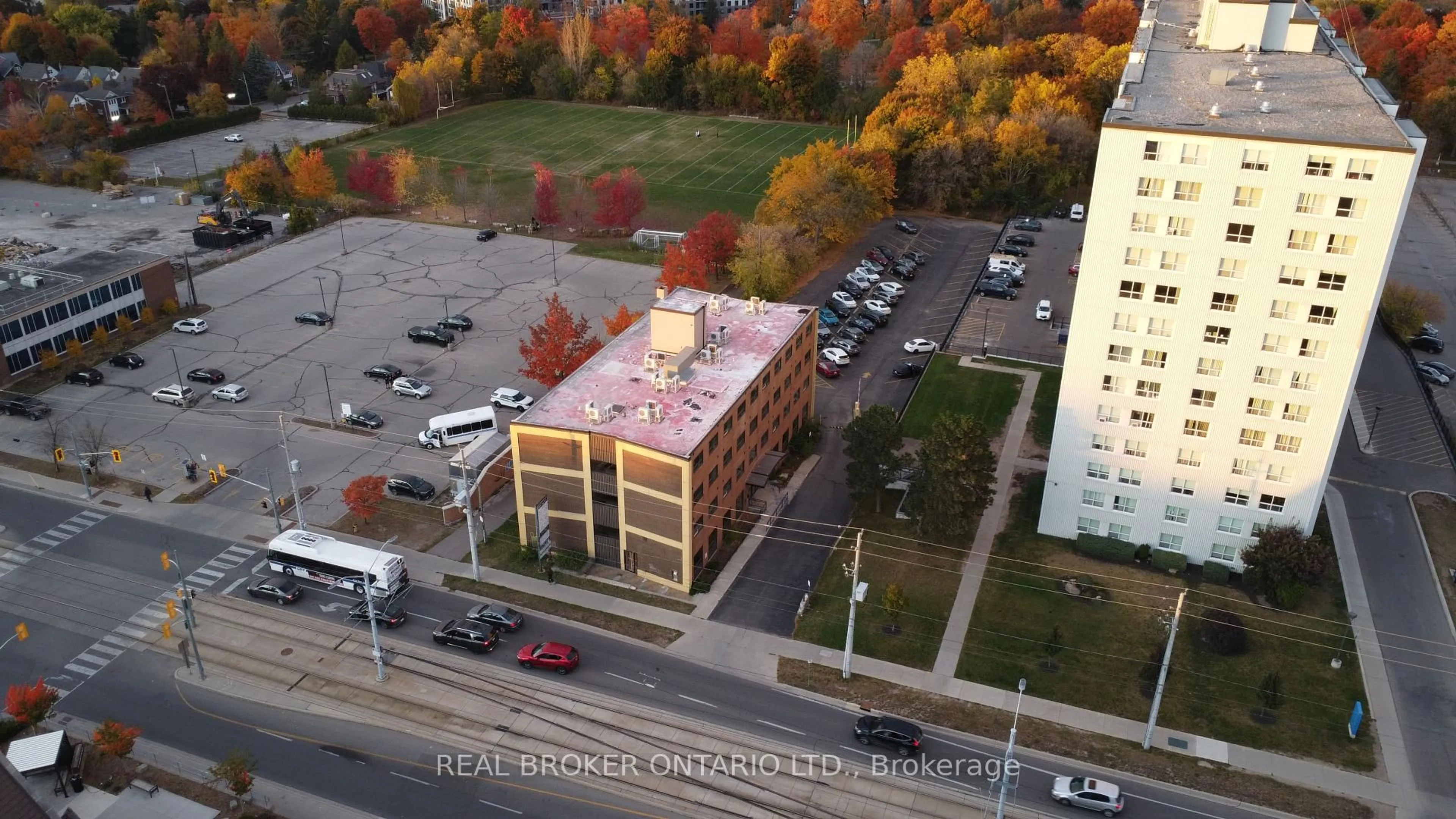 A pic from outside/outdoor area/front of a property/back of a property/a pic from drone, building for 824 King St, Kitchener Ontario N2G 1G1