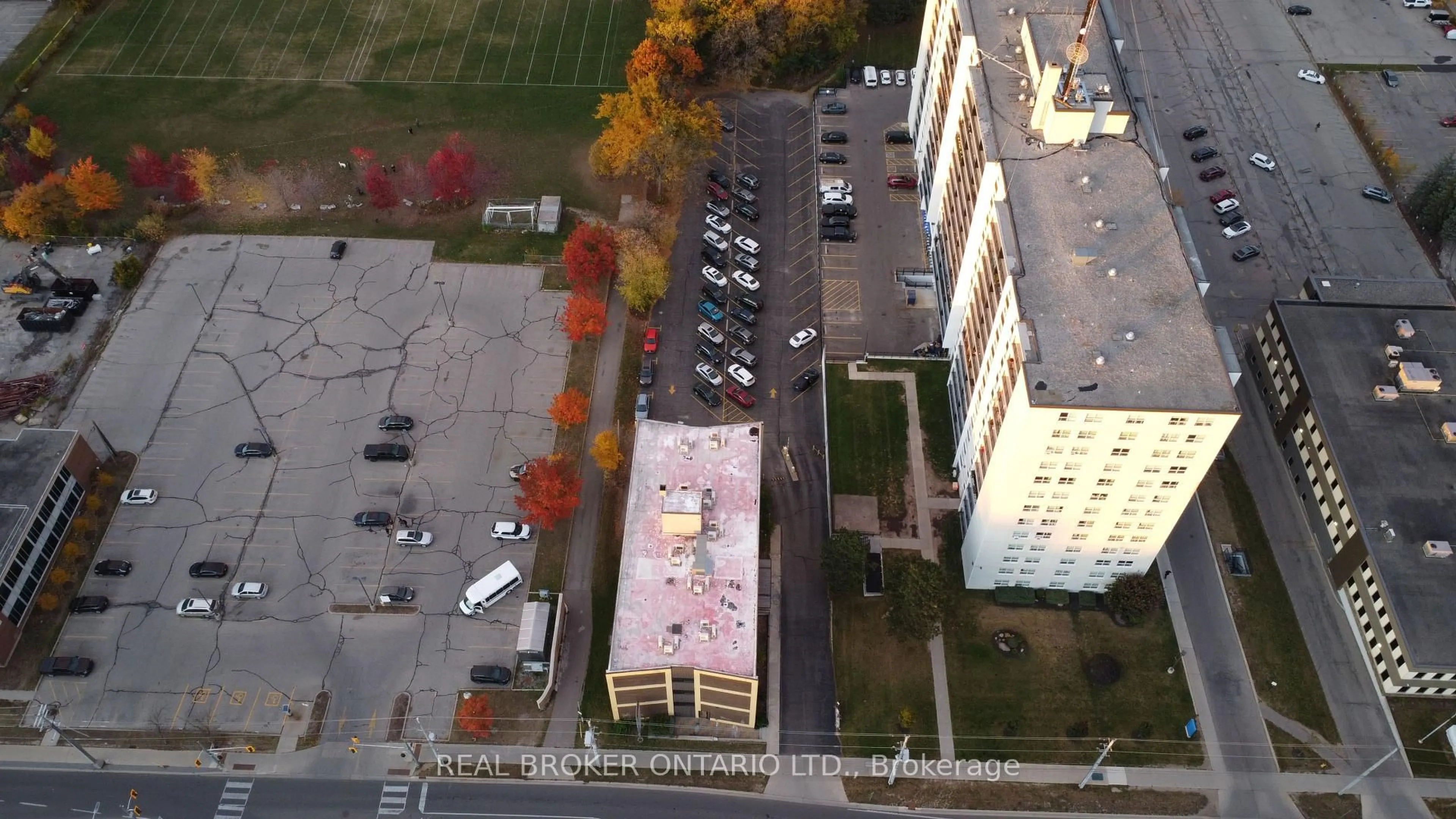 A pic from outside/outdoor area/front of a property/back of a property/a pic from drone, city buildings view from balcony for 824 King St, Kitchener Ontario N2G 1G1