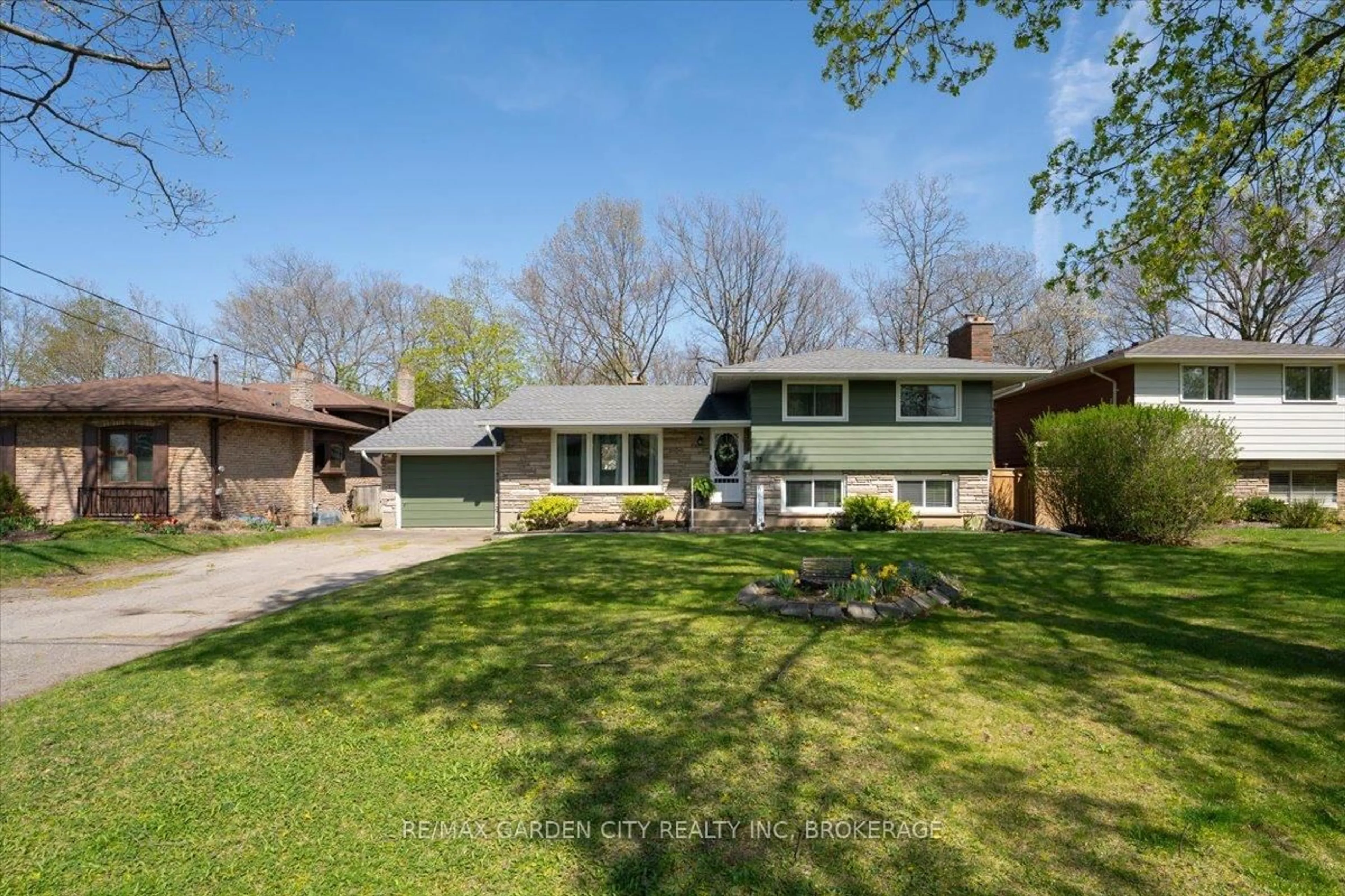 A pic from outside/outdoor area/front of a property/back of a property/a pic from drone, street for 73 Alexandra Blvd, St. Catharines Ontario L2P 1K2