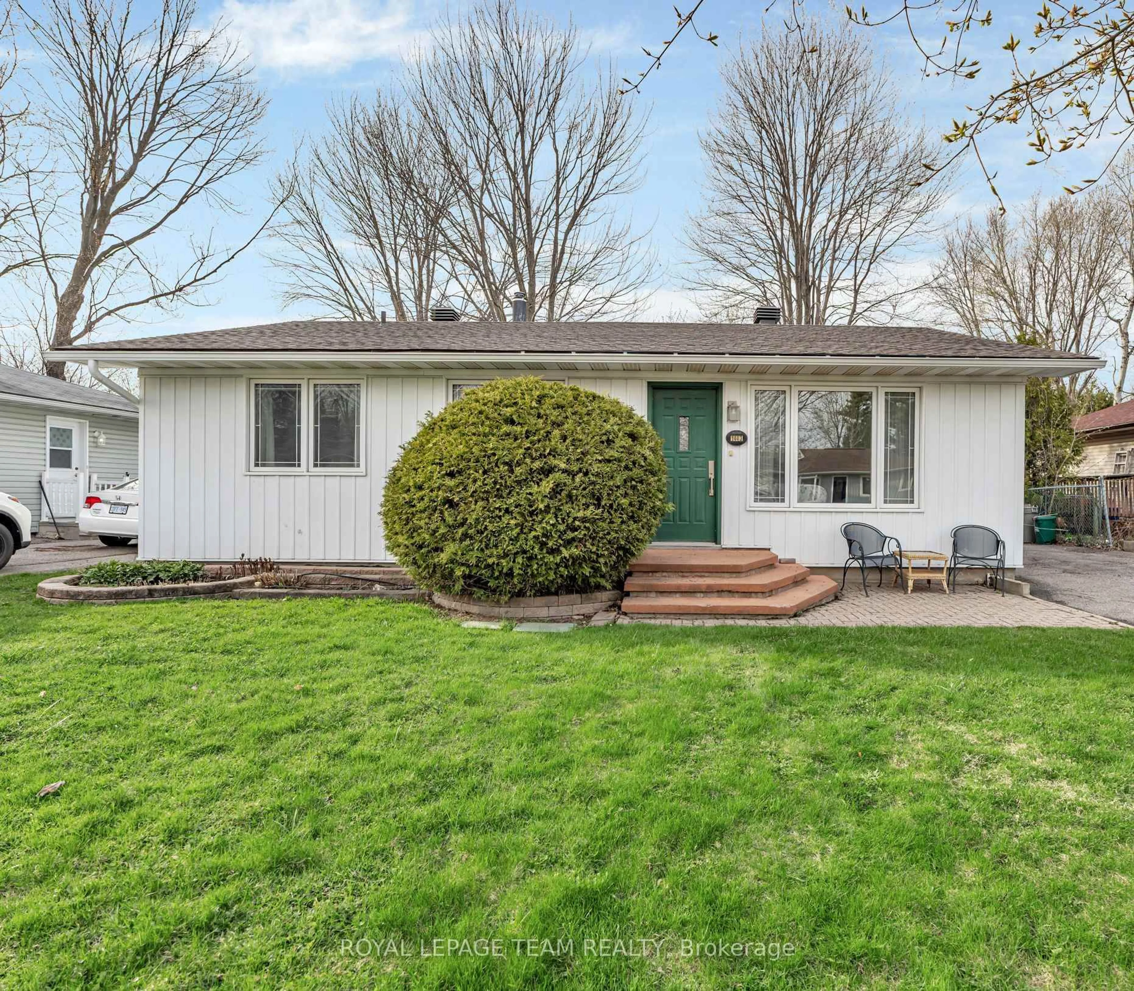 Home with vinyl exterior material, street for 1443 Rainbow Cres, Ottawa Ontario K1J 8E3