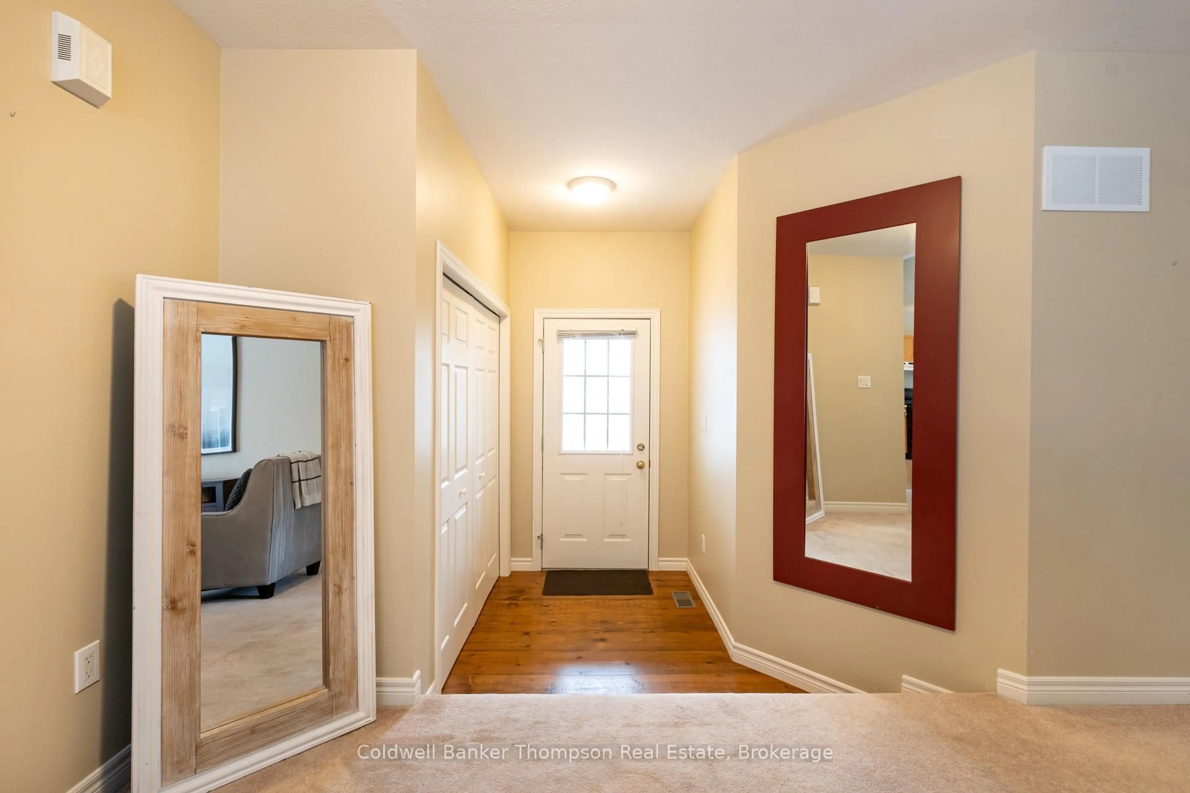 Indoor entryway for 28 KIRBYS Way, Huntsville Ontario P1H 2M5