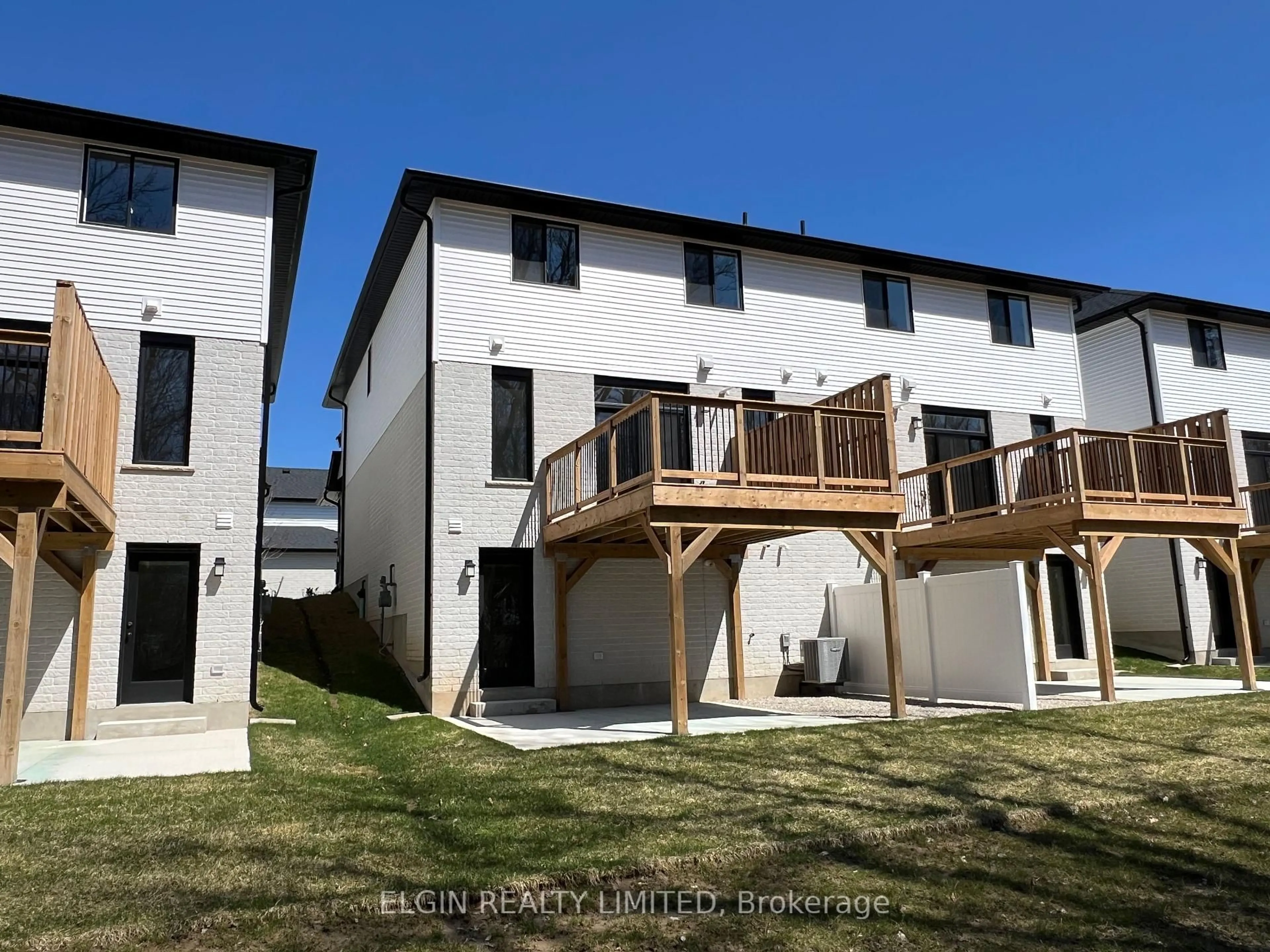 A pic from outside/outdoor area/front of a property/back of a property/a pic from drone, unknown for 25-49 Royal Dornoch Dr, St. Thomas Ontario N5R 0P4