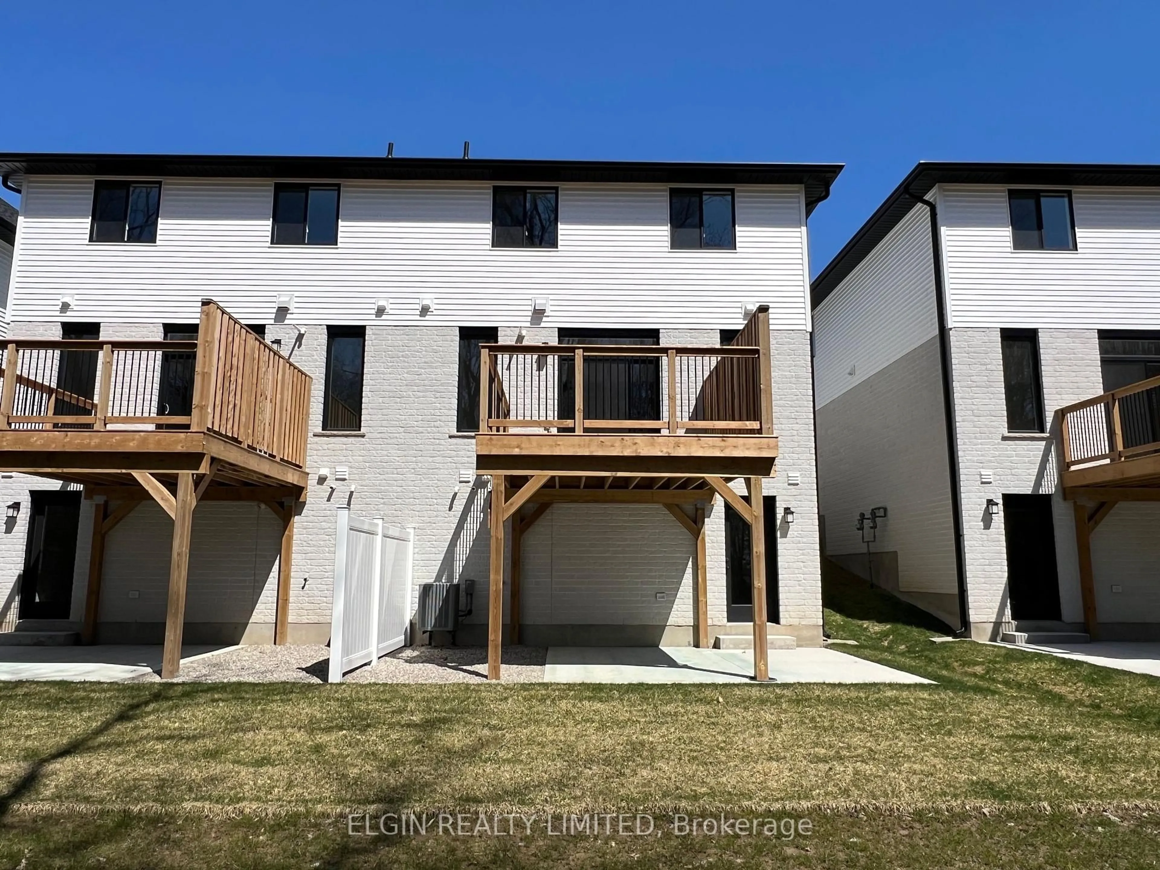A pic from outside/outdoor area/front of a property/back of a property/a pic from drone, unknown for 27-49 Royal Dornoch Dr, St. Thomas Ontario N5R 0P4