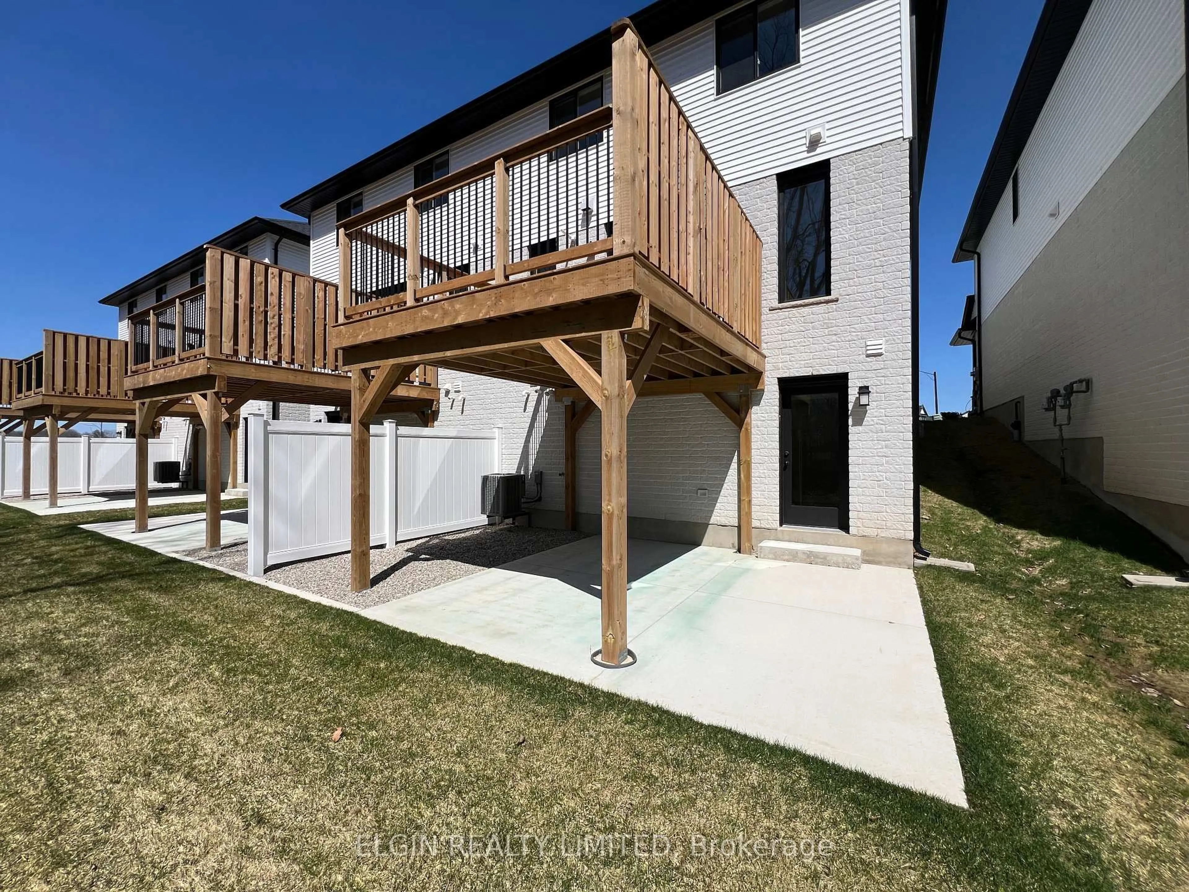 A pic from outside/outdoor area/front of a property/back of a property/a pic from drone, street for 27-49 Royal Dornoch Dr, St. Thomas Ontario N5R 0P4
