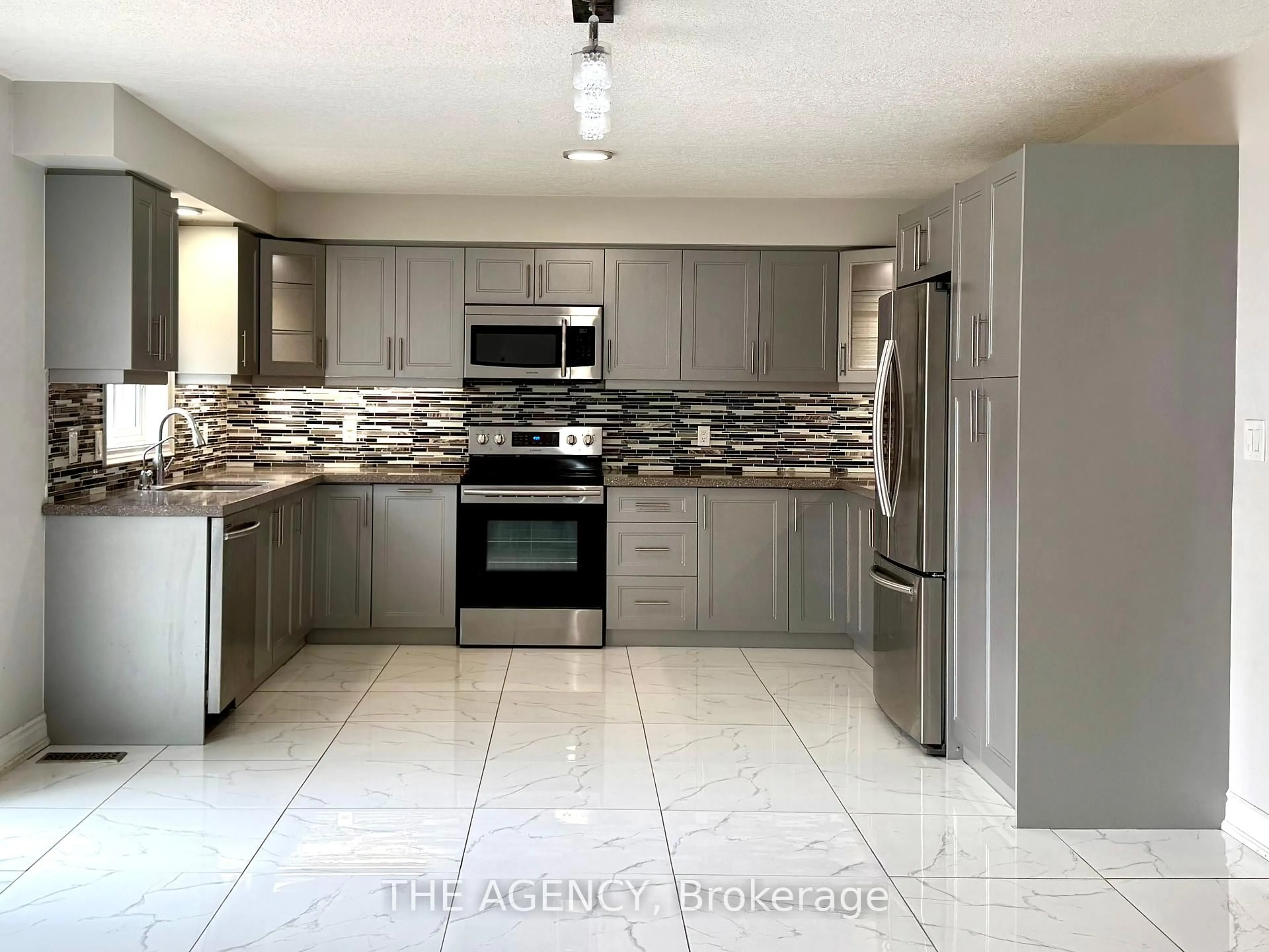 Open concept kitchen, ceramic/tile floor for 687 Spitfire St, Woodstock Ontario N4T 0B1