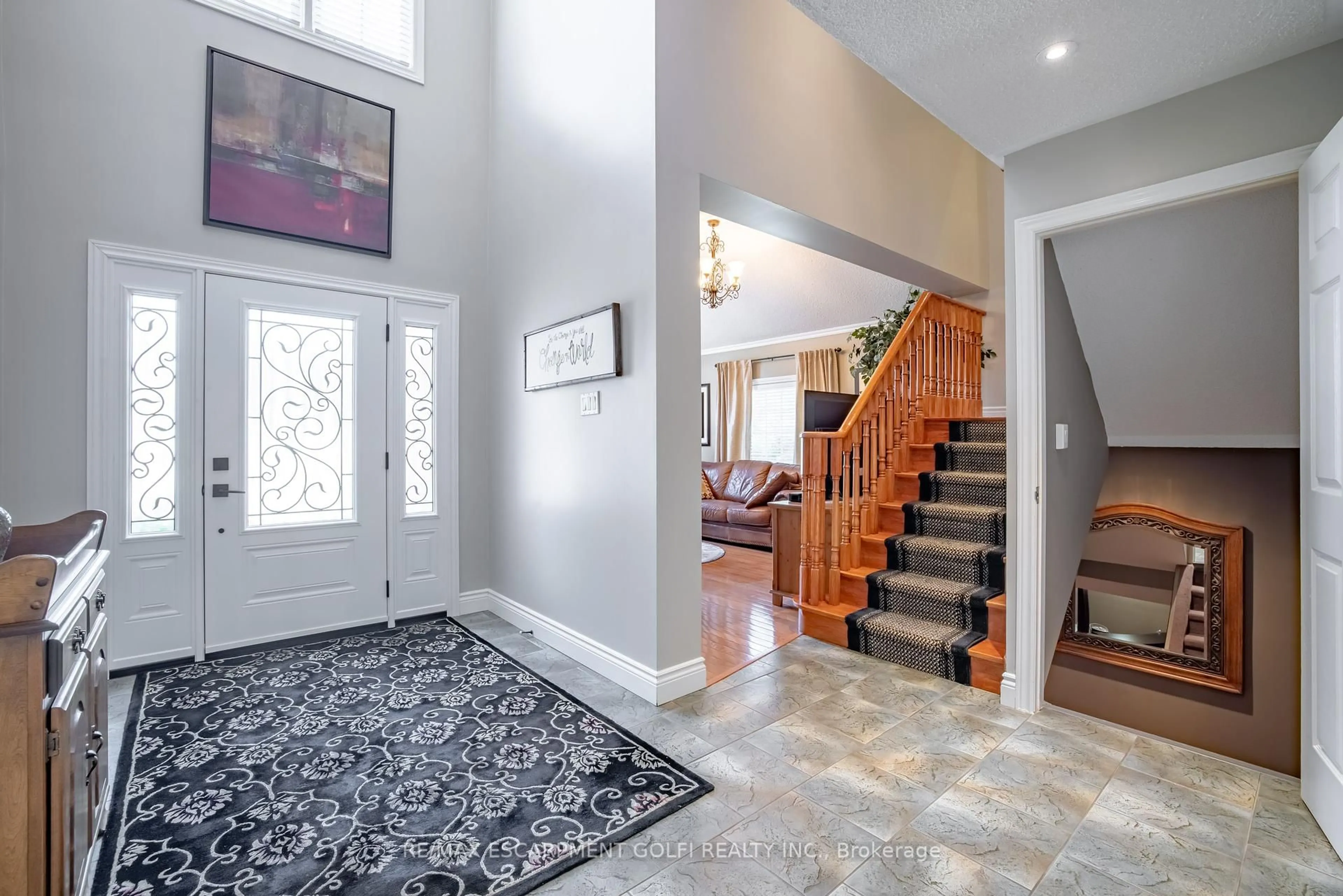 Indoor entryway for 1 CAMERON Lane, Brantford Ontario N3R 7T1