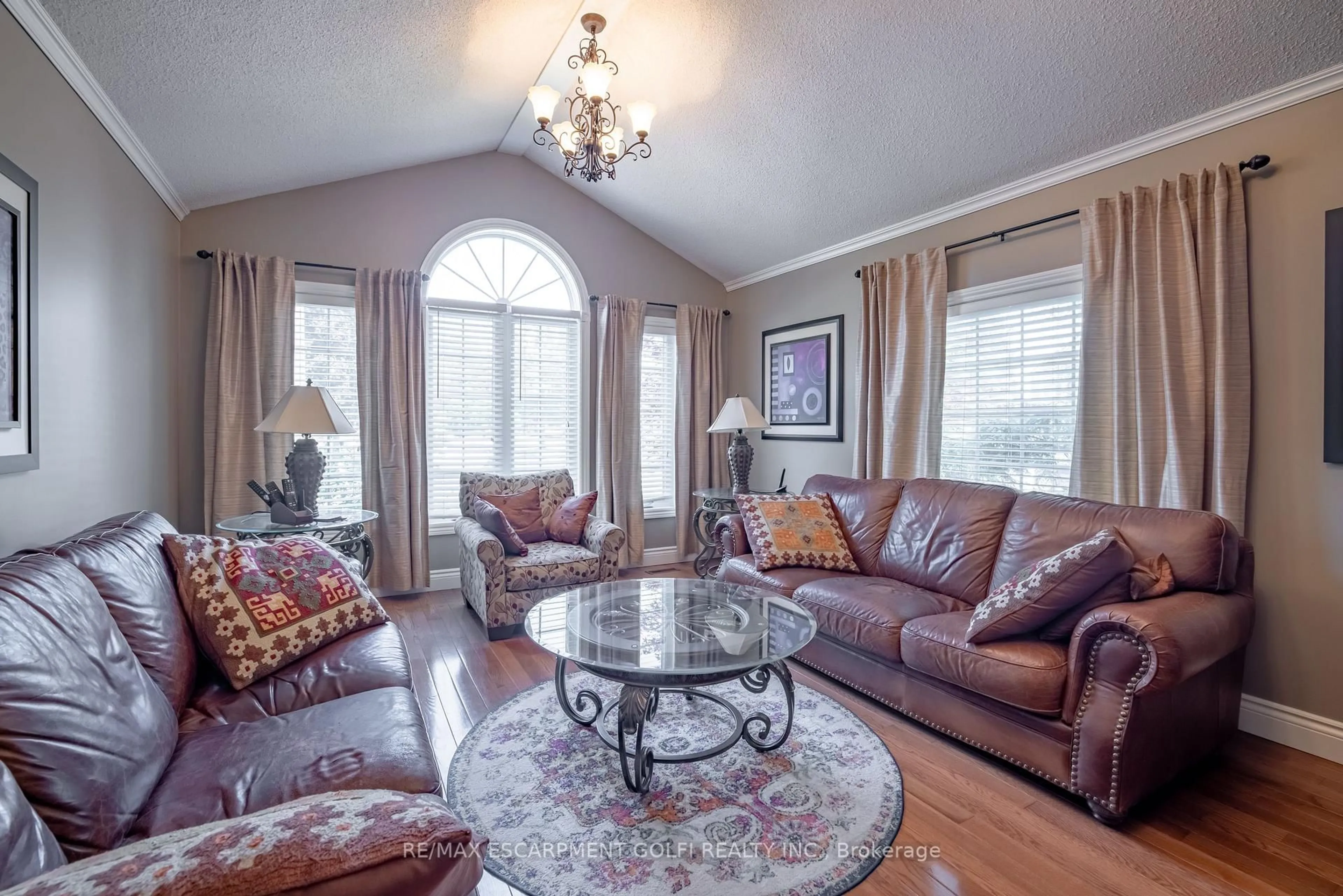 Living room with furniture, unknown for 1 CAMERON Lane, Brantford Ontario N3R 7T1