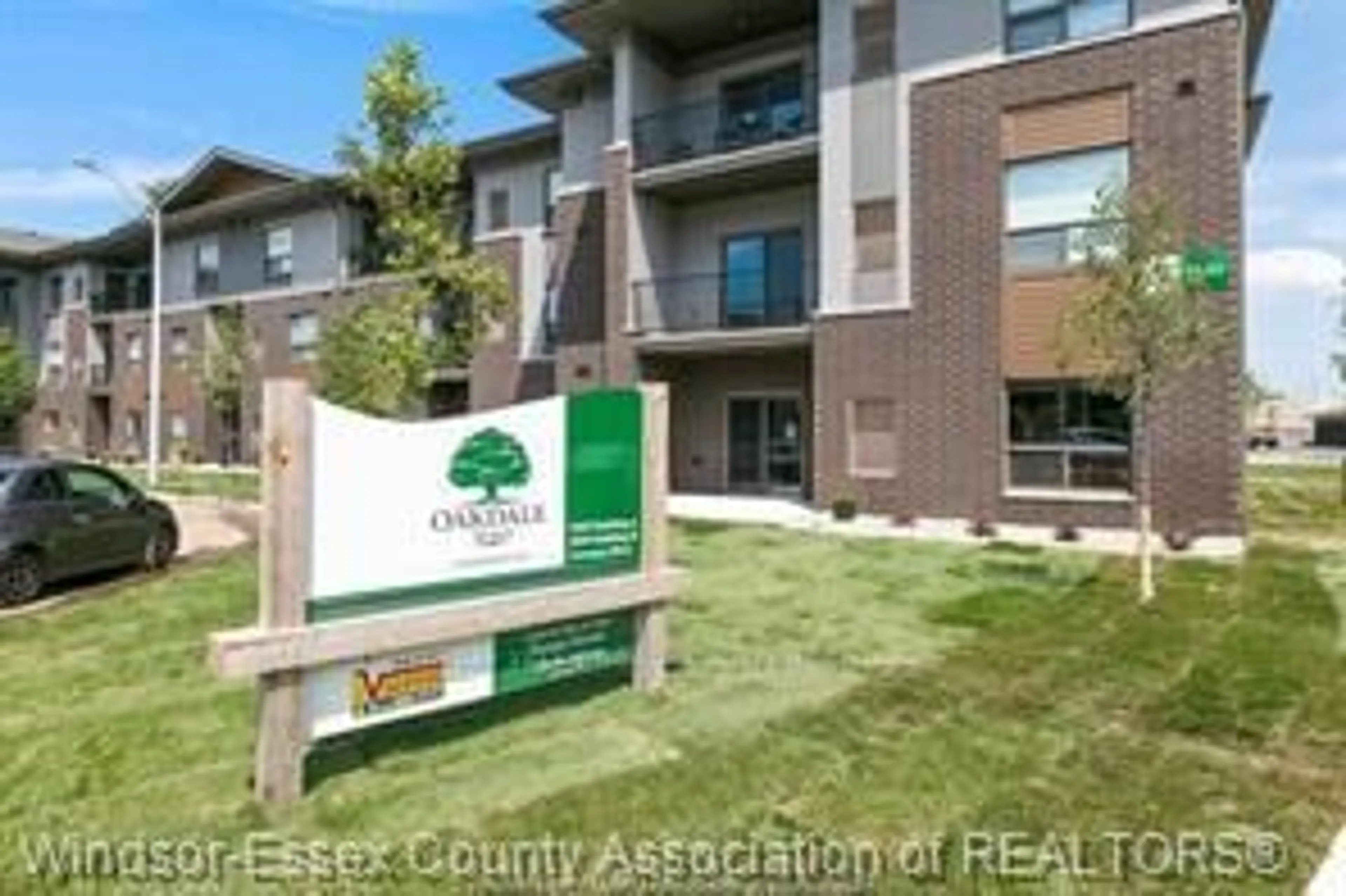 Indoor foyer for 5840 Newman Blvd #311, LaSalle Ontario N9J 0E3