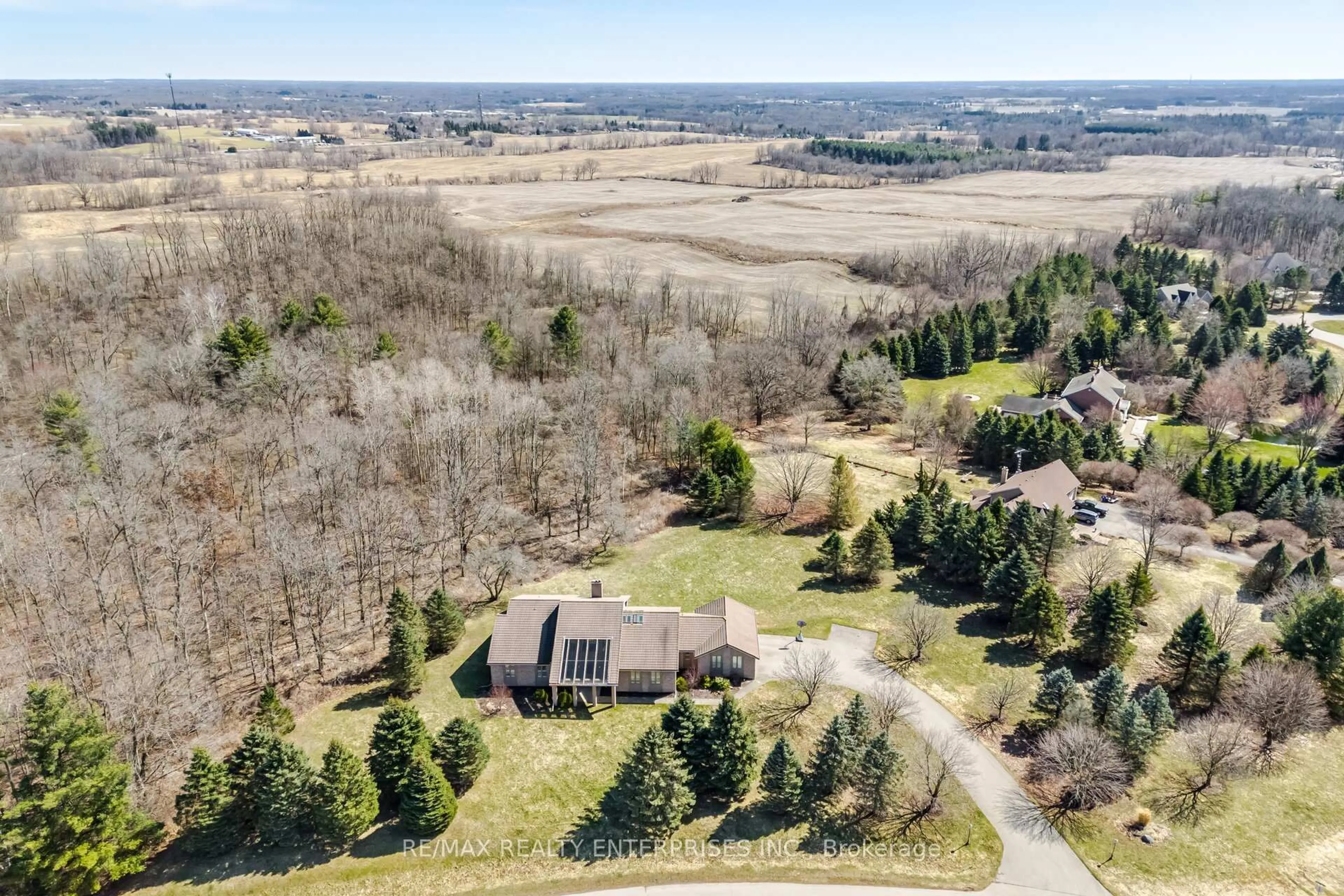 A pic from outside/outdoor area/front of a property/back of a property/a pic from drone, unknown for 2 Stoney Brae St, Brant Ontario N0E 1N0