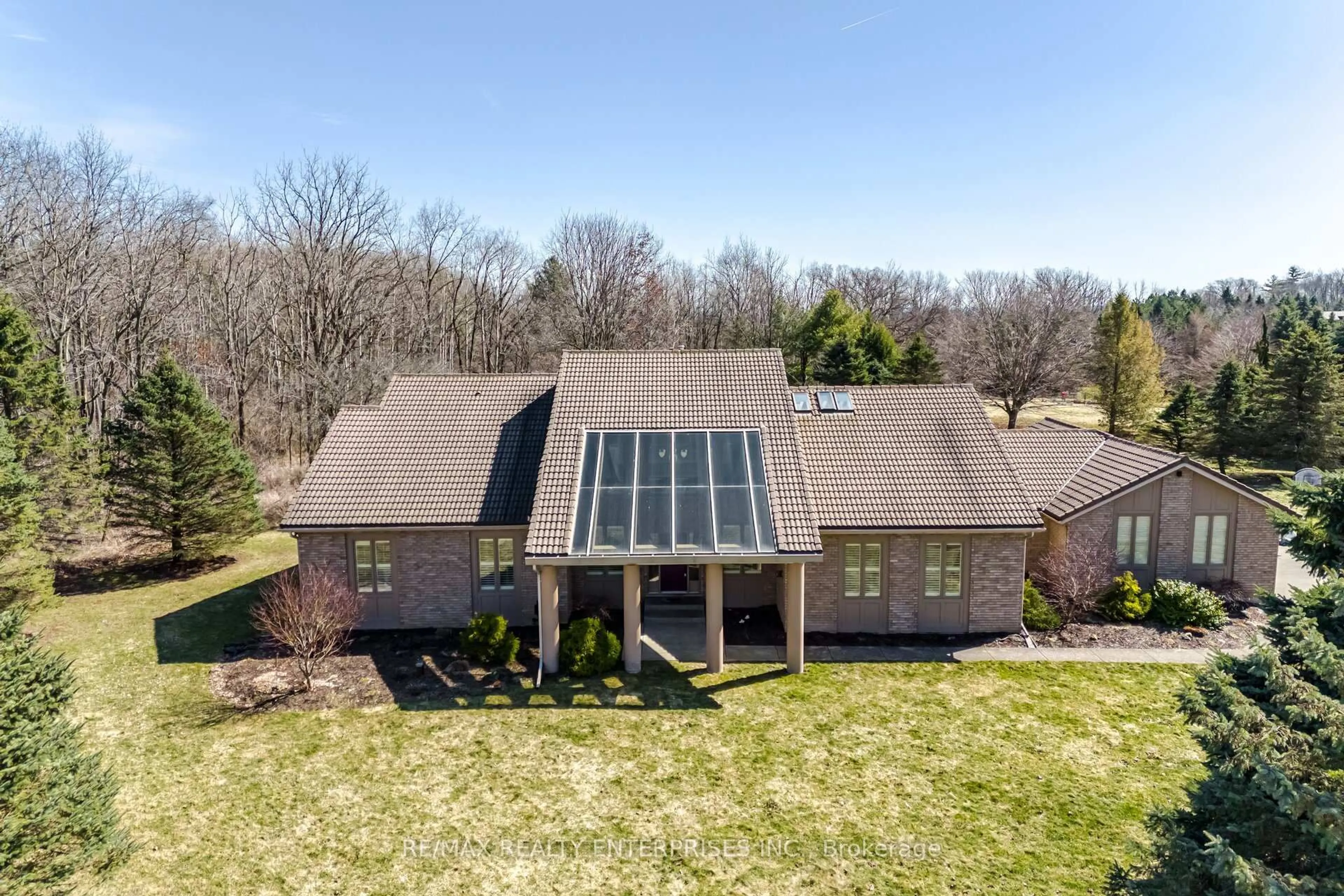 A pic from outside/outdoor area/front of a property/back of a property/a pic from drone, building for 2 Stoney Brae St, Brant Ontario N0E 1N0