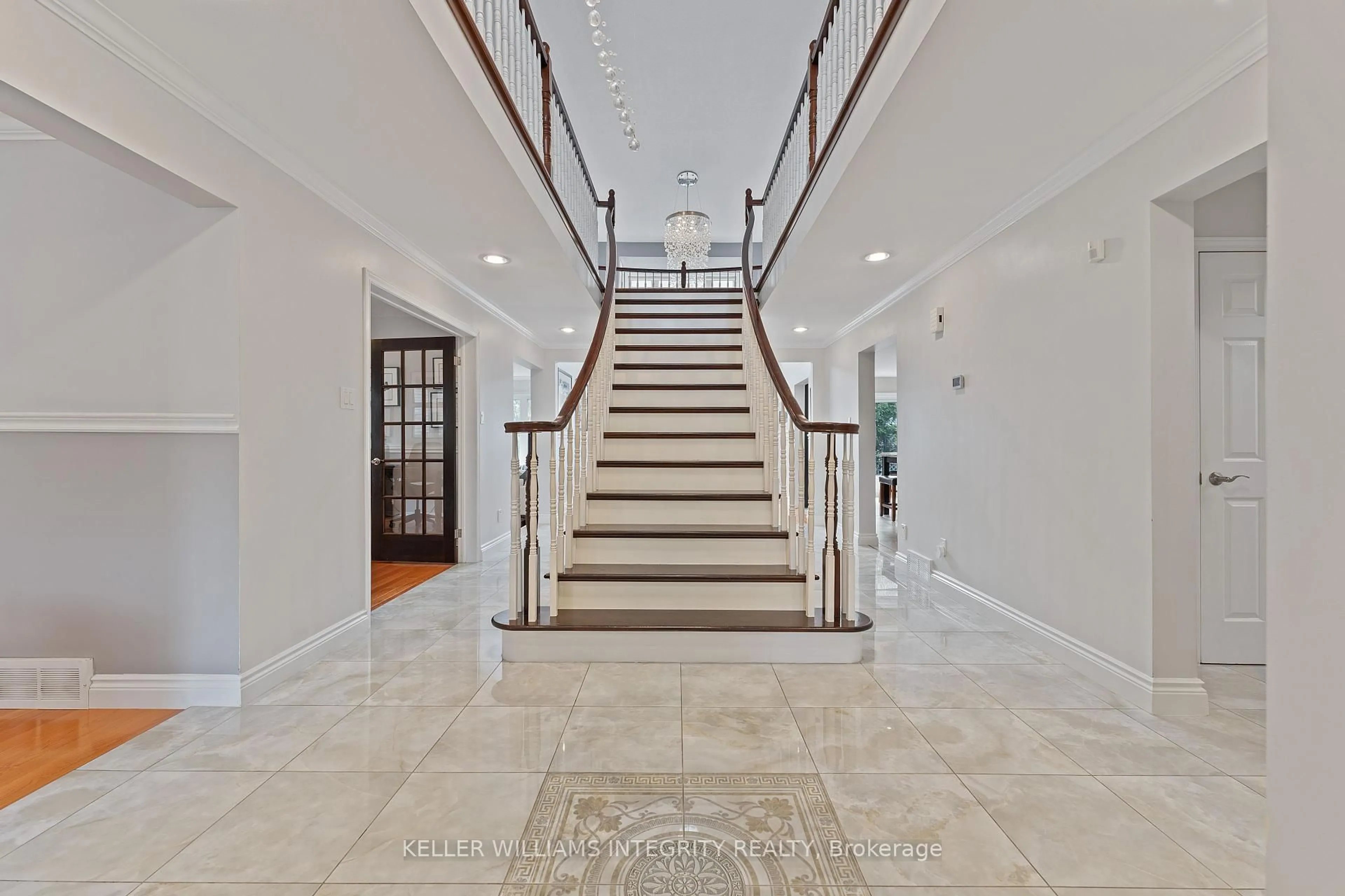 Indoor foyer for 44 Fardon Way, Ottawa Ontario K1G 4N4